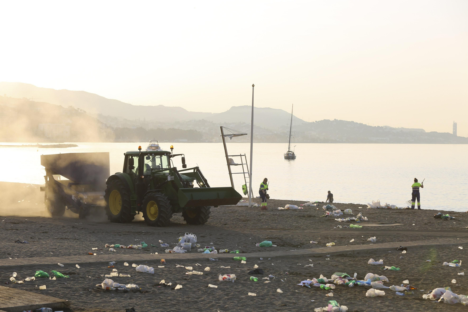 Las fotos de la basura en las playas de Málaga tras San Juan
