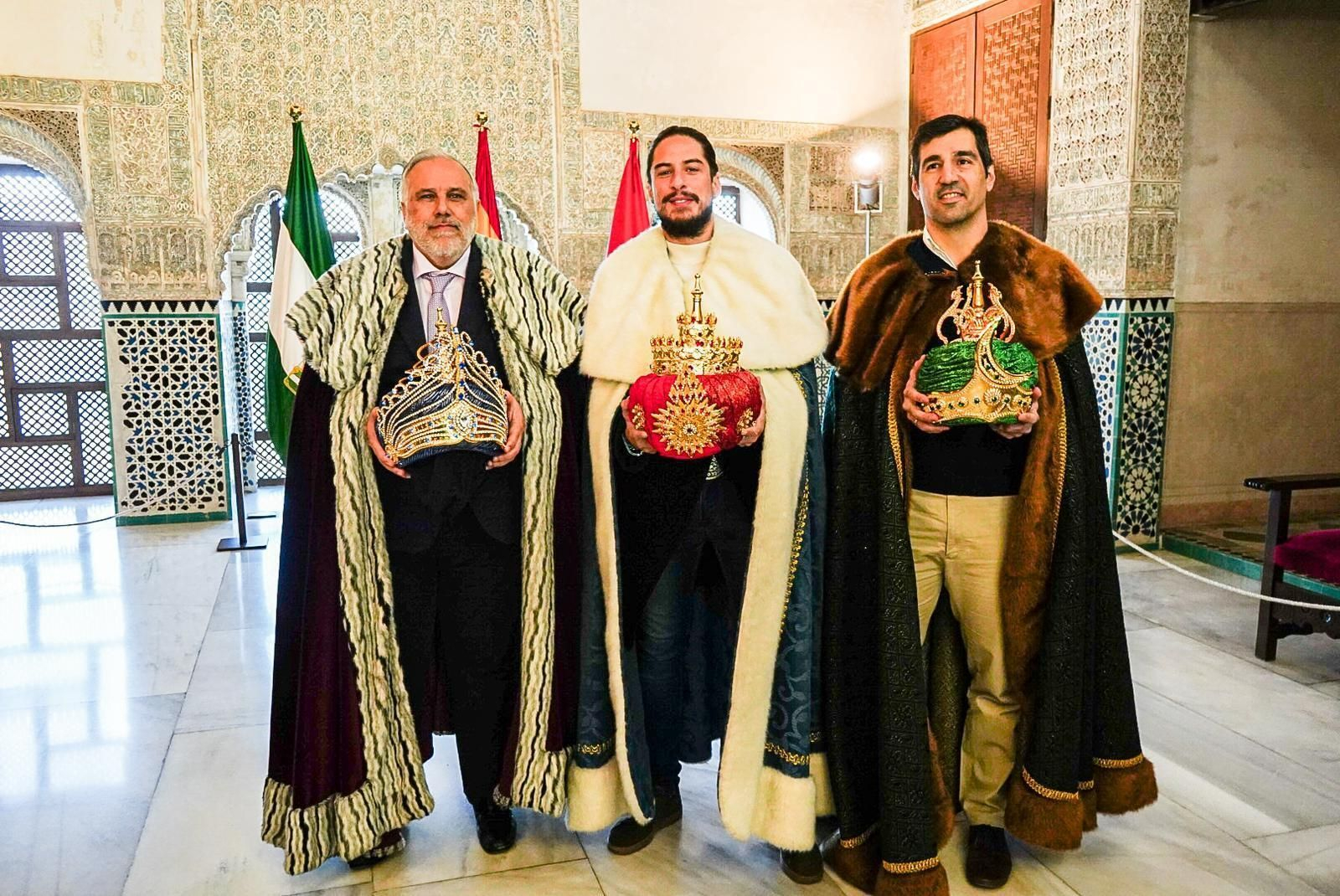 Gabino García, Kiki Morente y Pablo PIn con los ropajes reales.