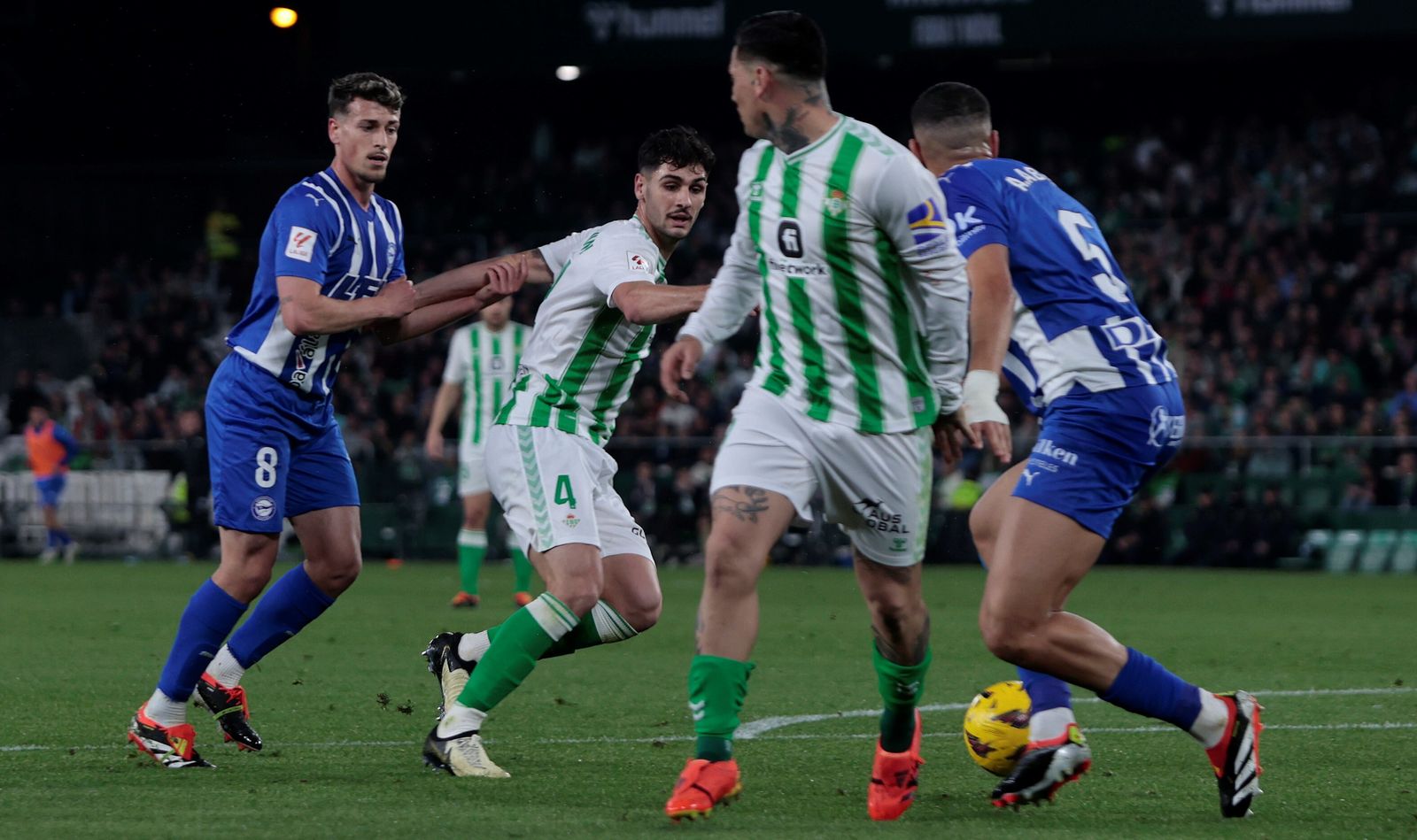 Johnny Cardoso toca la pelota con Chimy Ávila en primer plano.