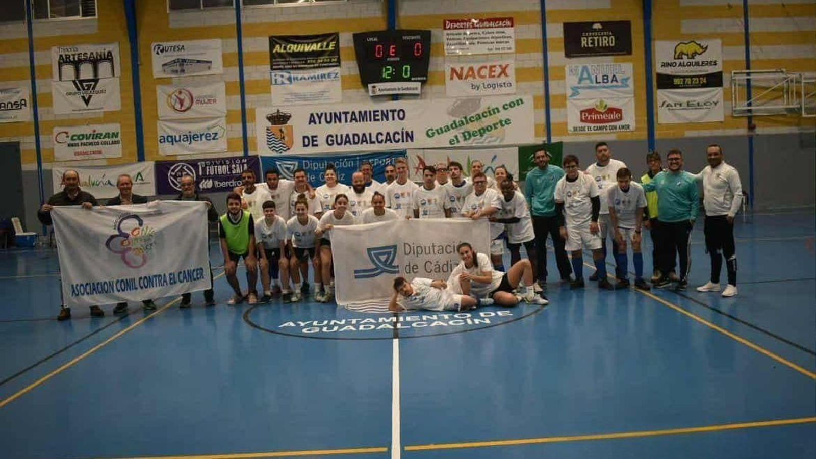 Las jugadoras del Guadad FSF y el Xerez DFC Genuine posan juntos en el Jerónimo Osorio.