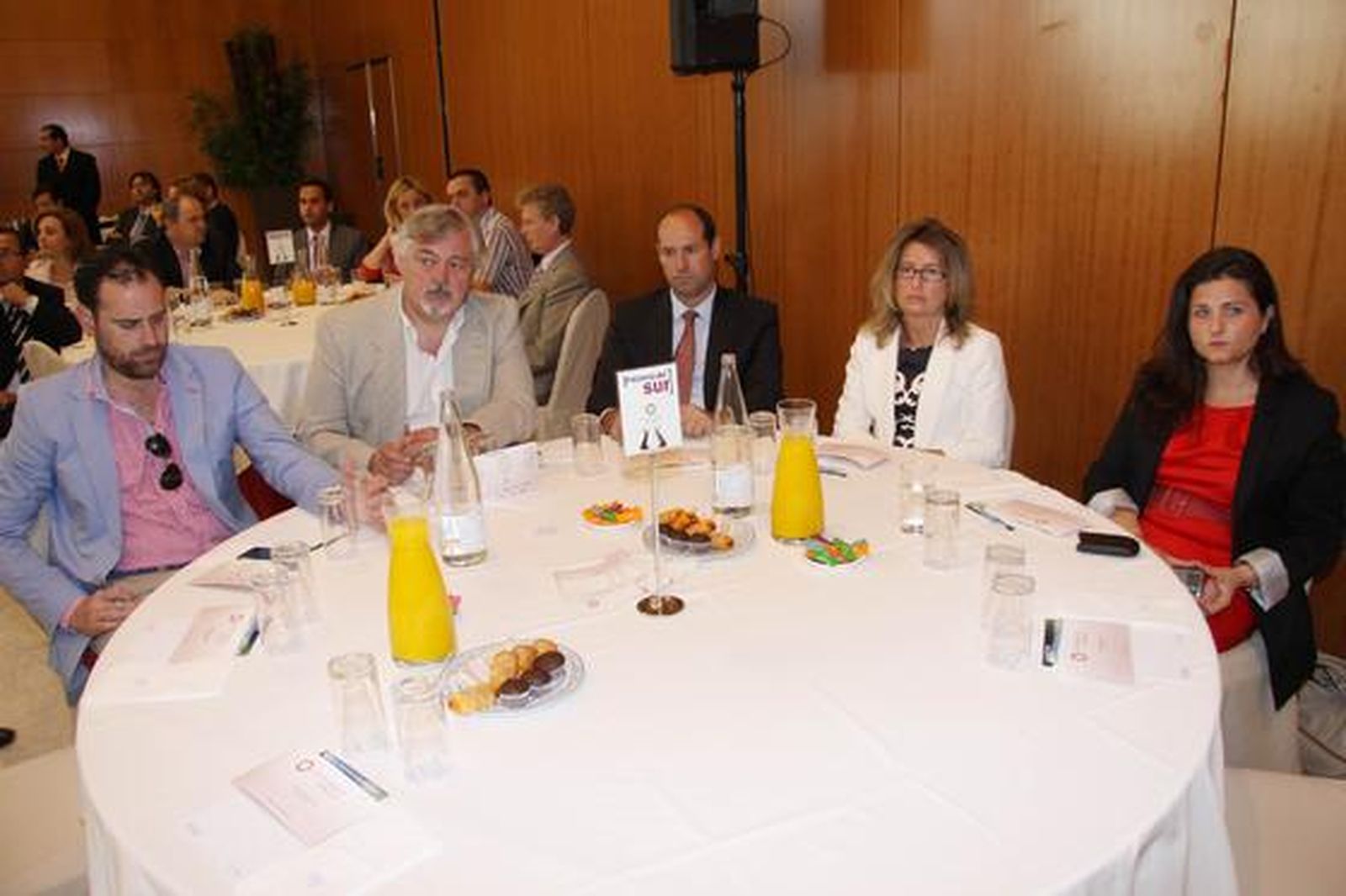 En la imagen, José Domingo Quesada,José María Ariño,José Nebro,Susana Cabrera,Lorena Doña, durante el Foro Joly Andalucía celebrado en Málaga con el ministro de Educación.

Foto: migue fernandez