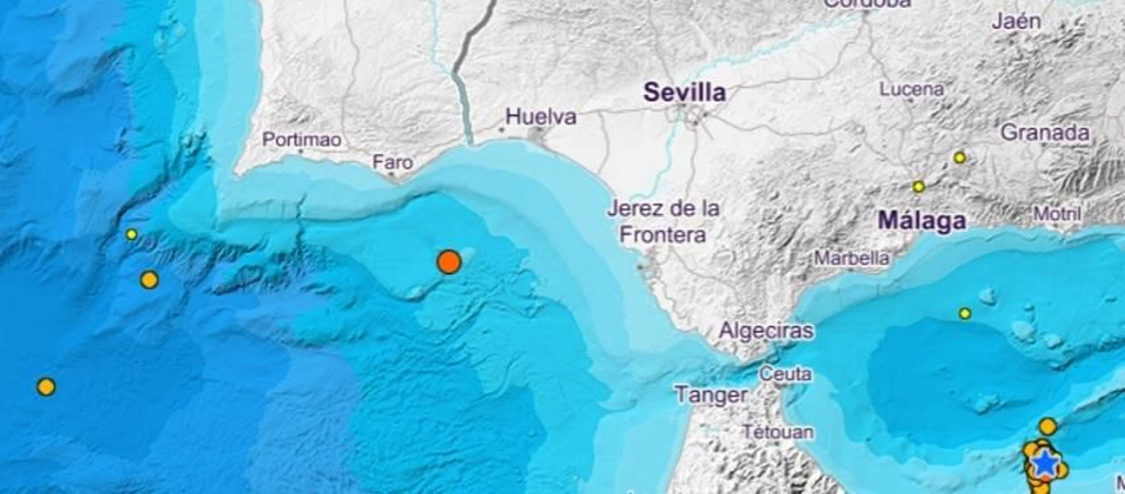 El punto naranja corresponde al terremoto.
