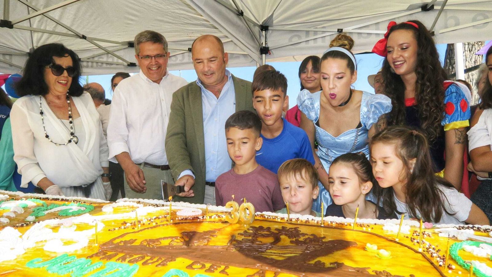 La gigantesca tarta del cumpleaños del Parque del Alamillo