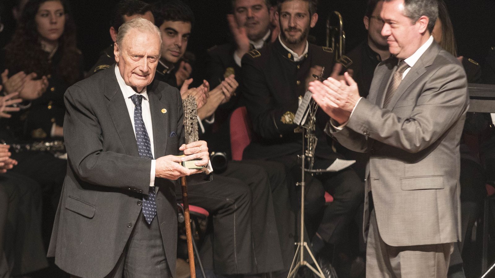Otto Moeckel, junto al alcalde, Juan Espadas, tras recibir el premio.