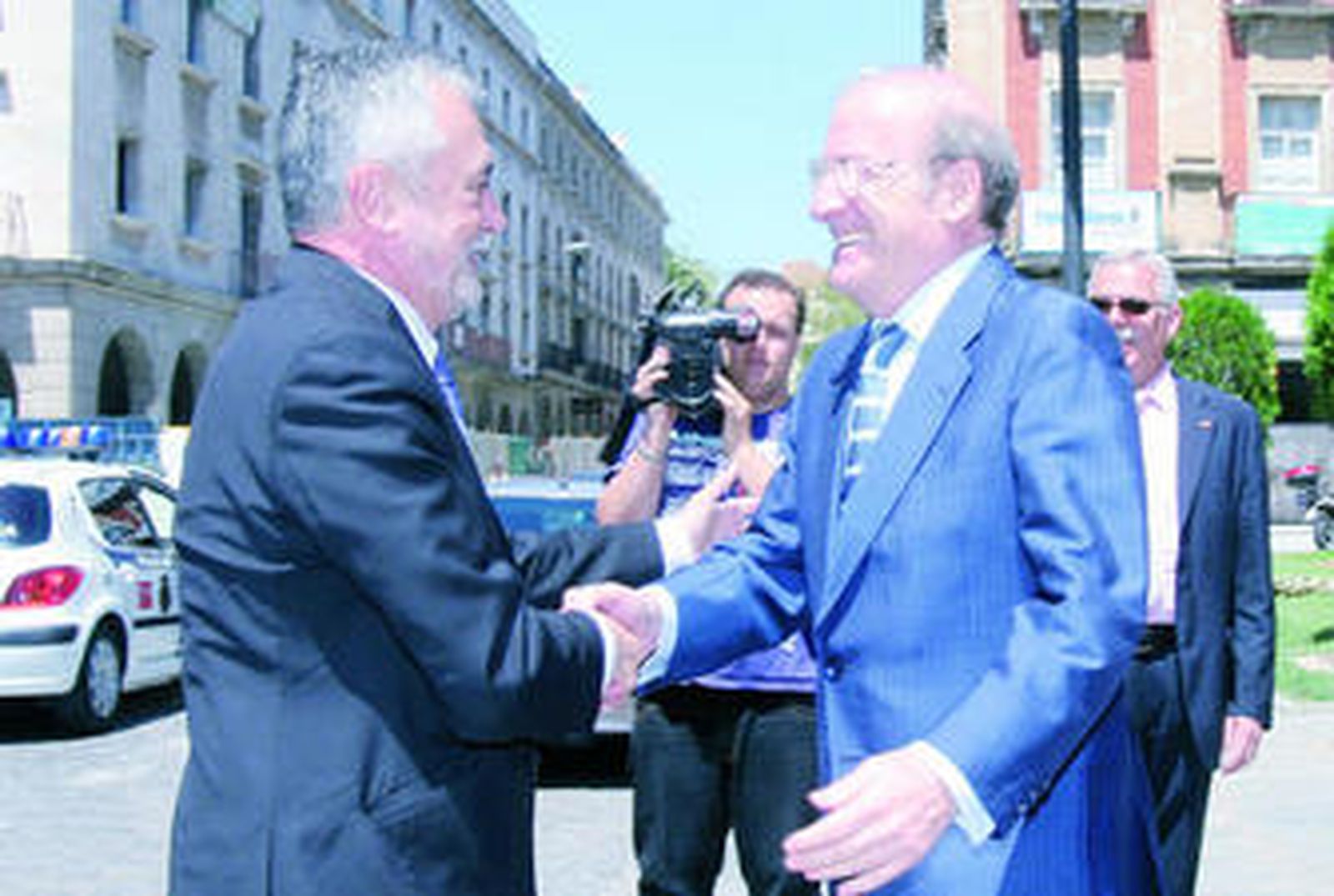 El presidente Griñán y el alcalde de Huelva se saludan en la visita protocolaria al Ayuntamiento.