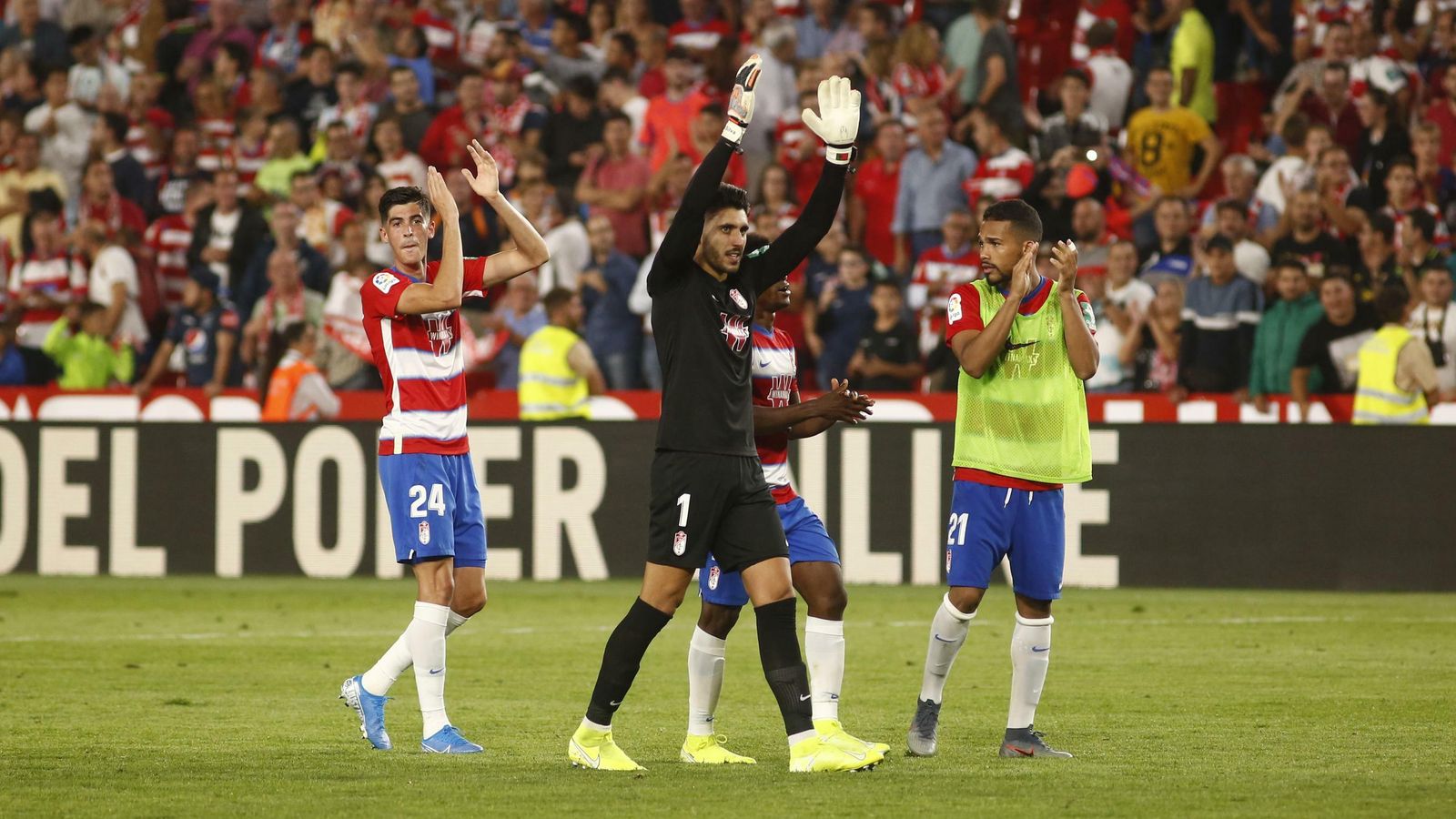 Silva saluda a la afición rojiblanca tras un duelo de la presente temporada.