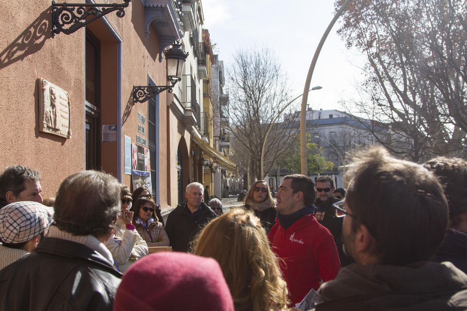 1 y 2. Una de las paradas del itinerario se hace frente a la casa y estudio del escultor Antonio Susillo. Allí el guía repasa la biografía del artista y detalla un hecho relacionado con 'El cristo de las mieles'. 3 y 4. El entorno de la Alameda de Hércules es otro protagonista del recorrido. Entre las localizaciones, la iglesia de Omnium Sactorum y el Palacio de los Marqueses de la Algaba, detrás del mercado de la calle Feria.