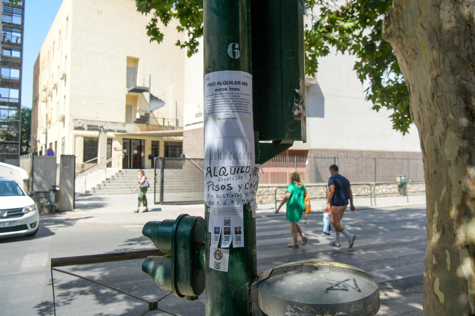 Carteles de alquiler de pisos.