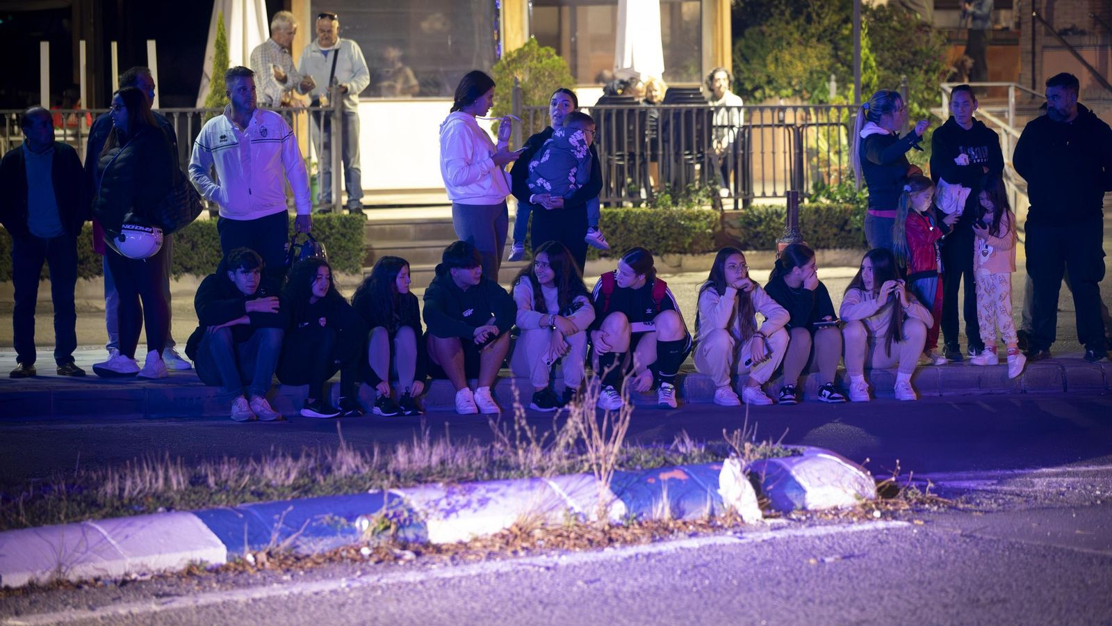 Varias personas permanecen en la calle tras la explosión