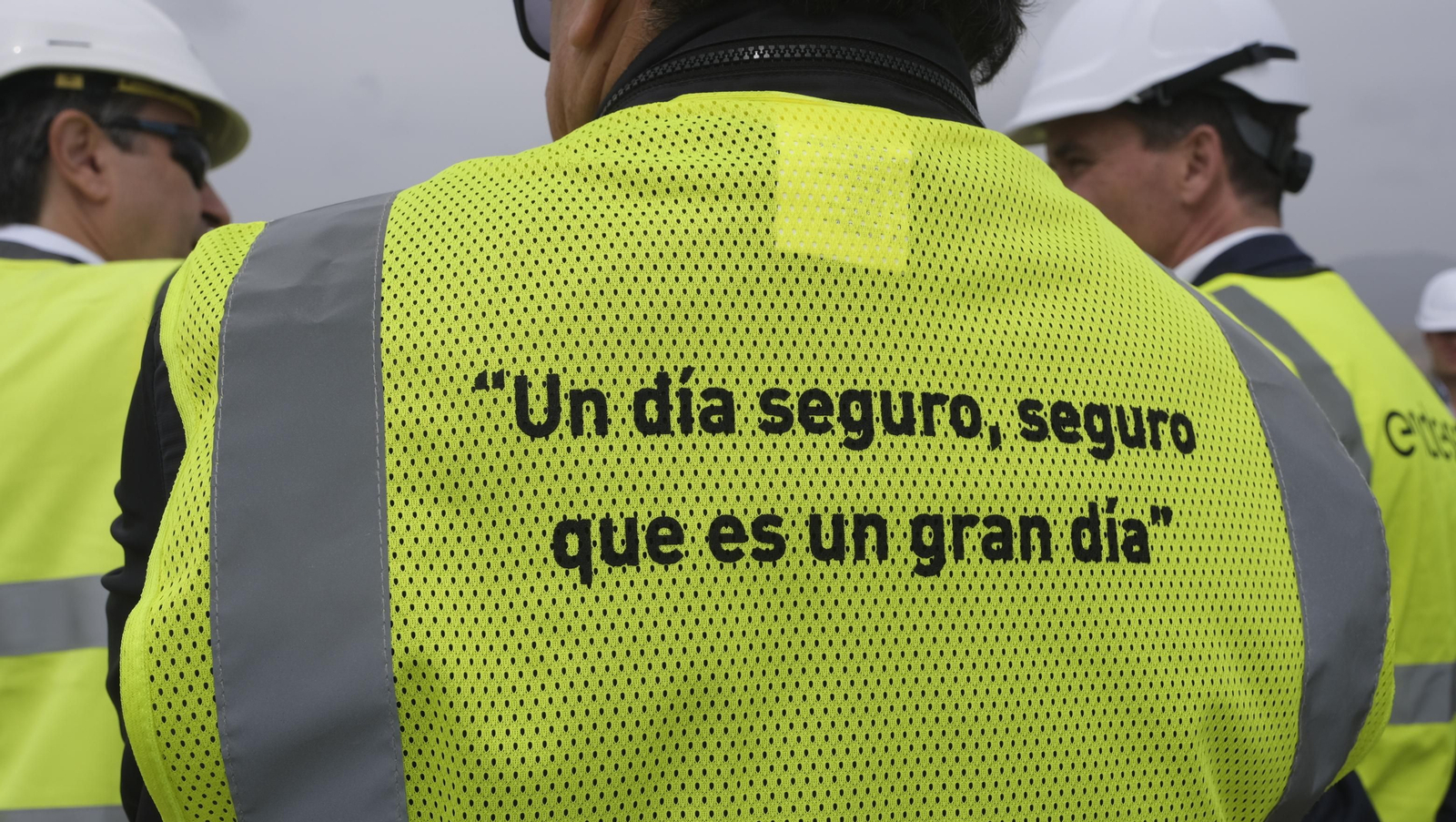 El derribo de la Torre Litoral de Endesa en Carboneras, en imágenes