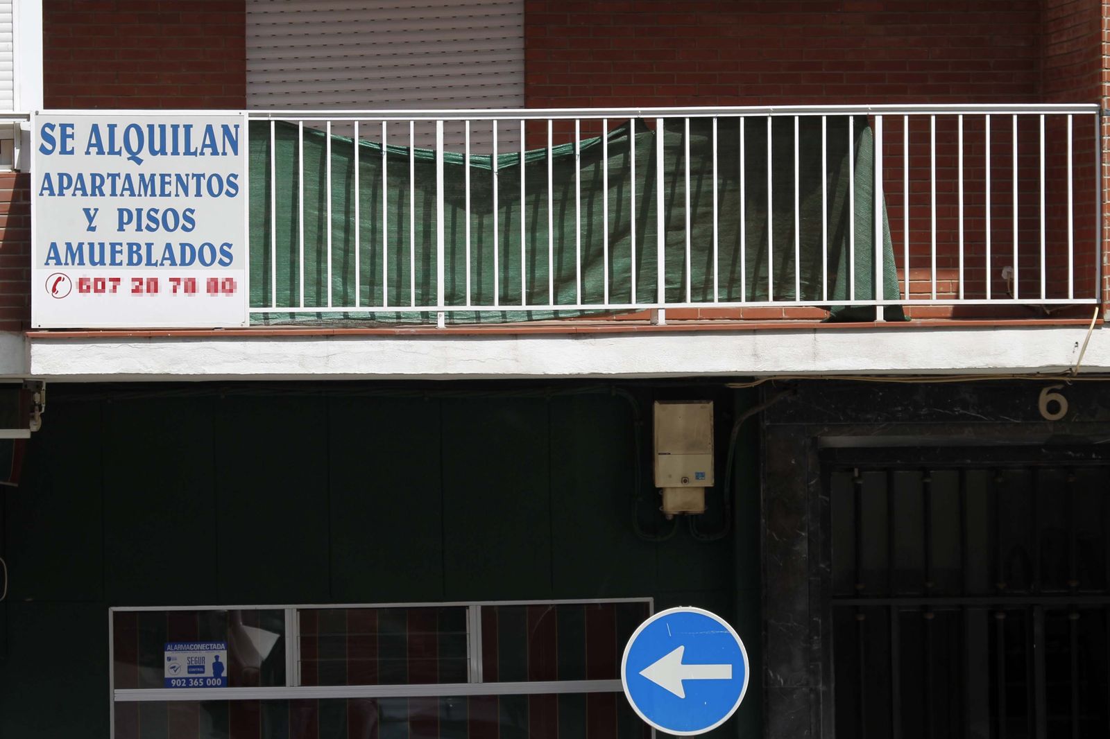 Carteles como el de este balcón proliferan estos días en Cádiz.