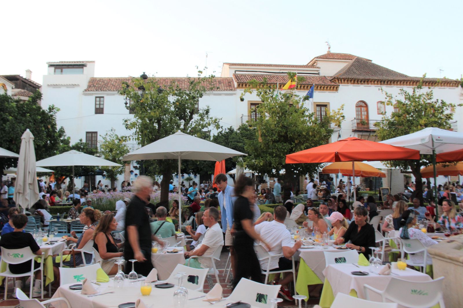 Una terraza de hostelería en la Plaza de los Naranjos, en Marbella.