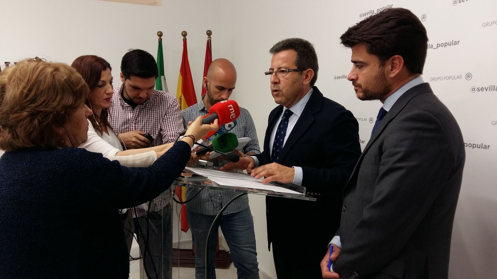 Los ediles Alberto Díaz y Beltrán Pérez ayer en la rueda de prensa sobre los presupuestos.
