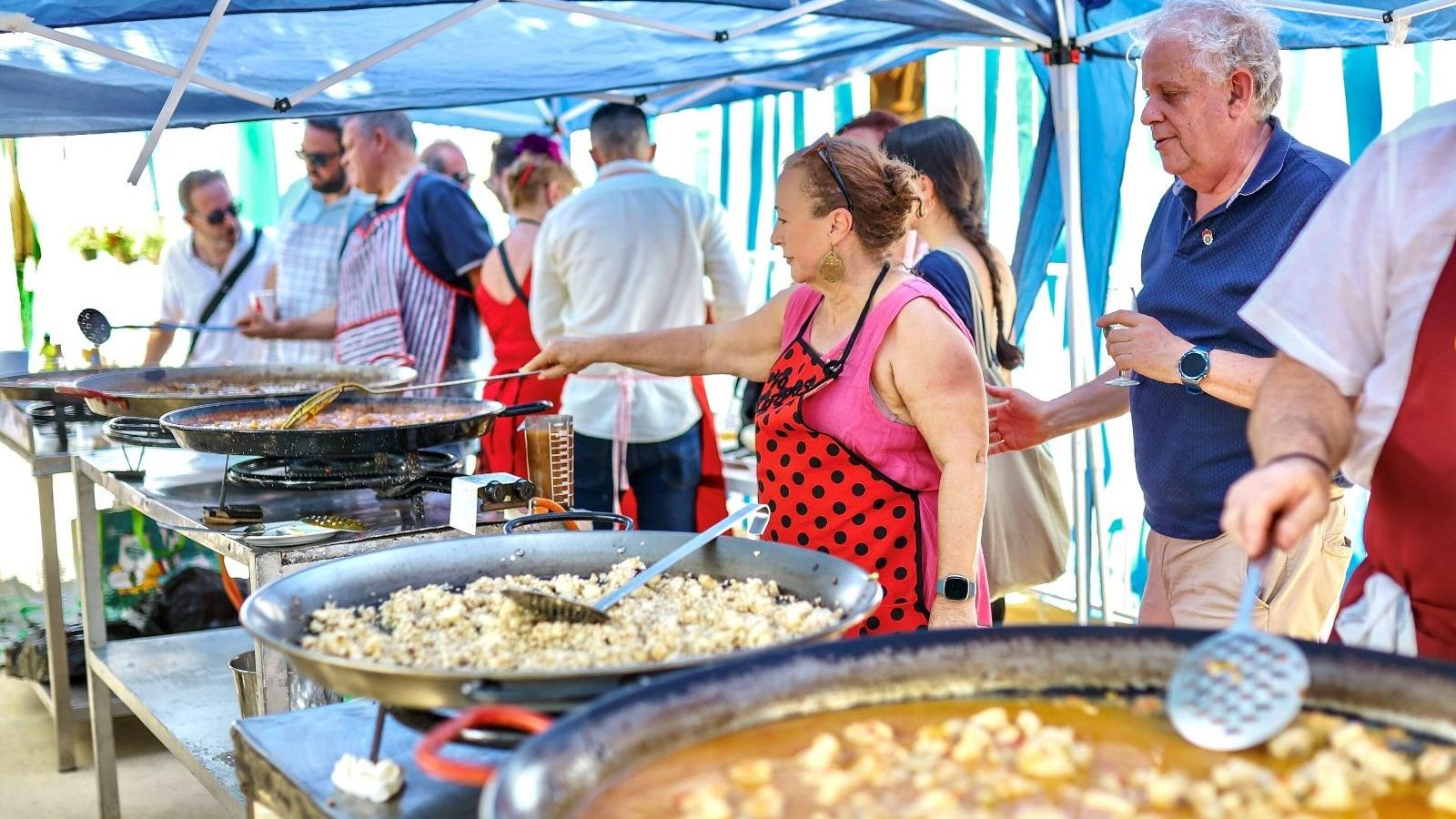Un momento del concurso de paellas. Un momento del concurso de paellas.