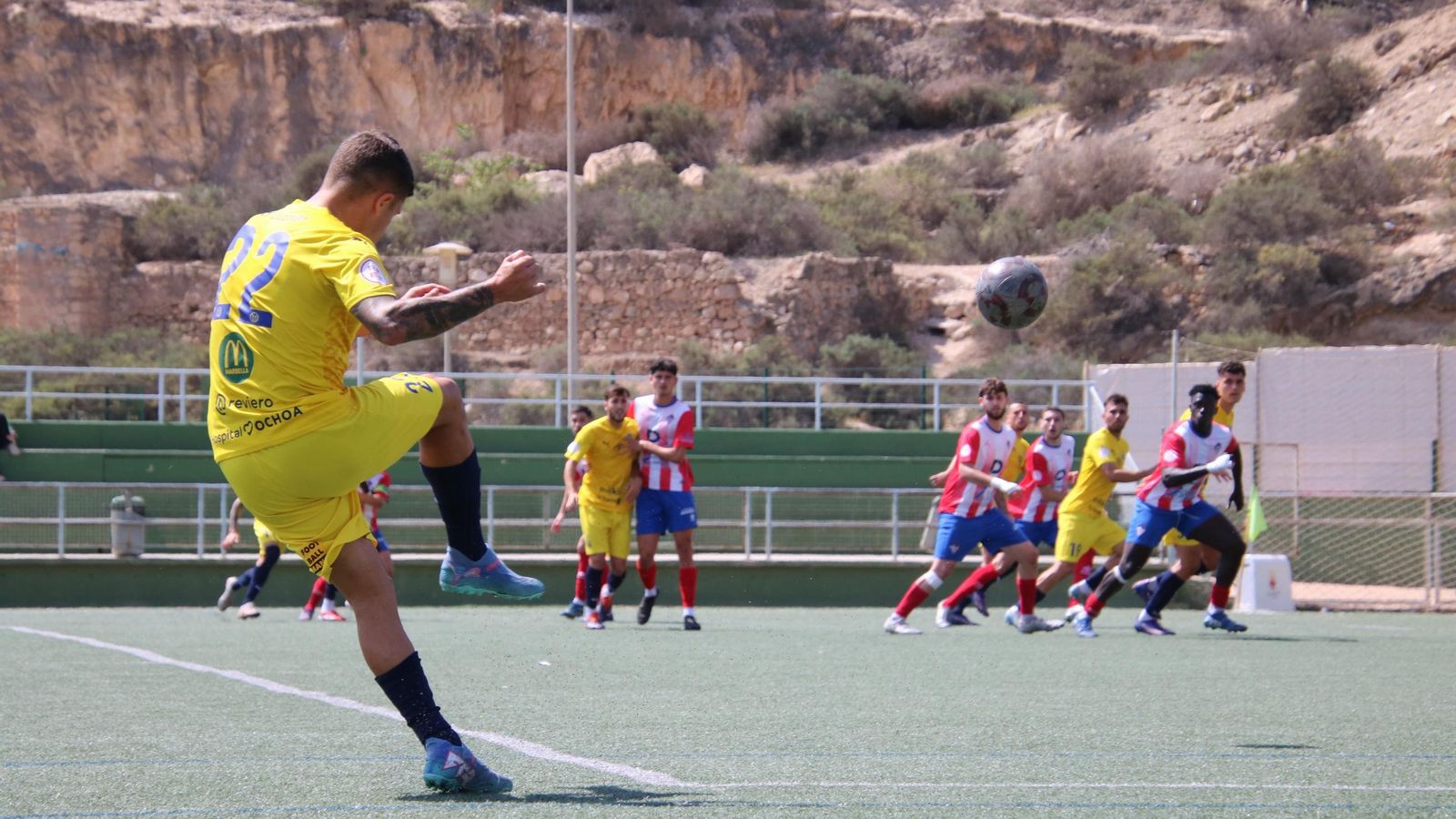 Saque de falta del conjunto visitante en este duelo liguero.