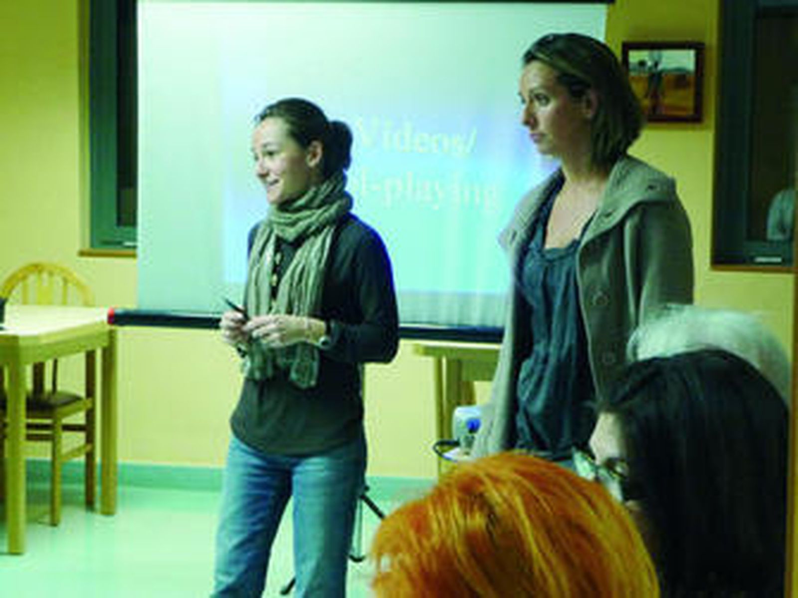Lara Yuguero y María Jesús Jiménez, pisquiatra y enfermera, imparten una de las sesiones.