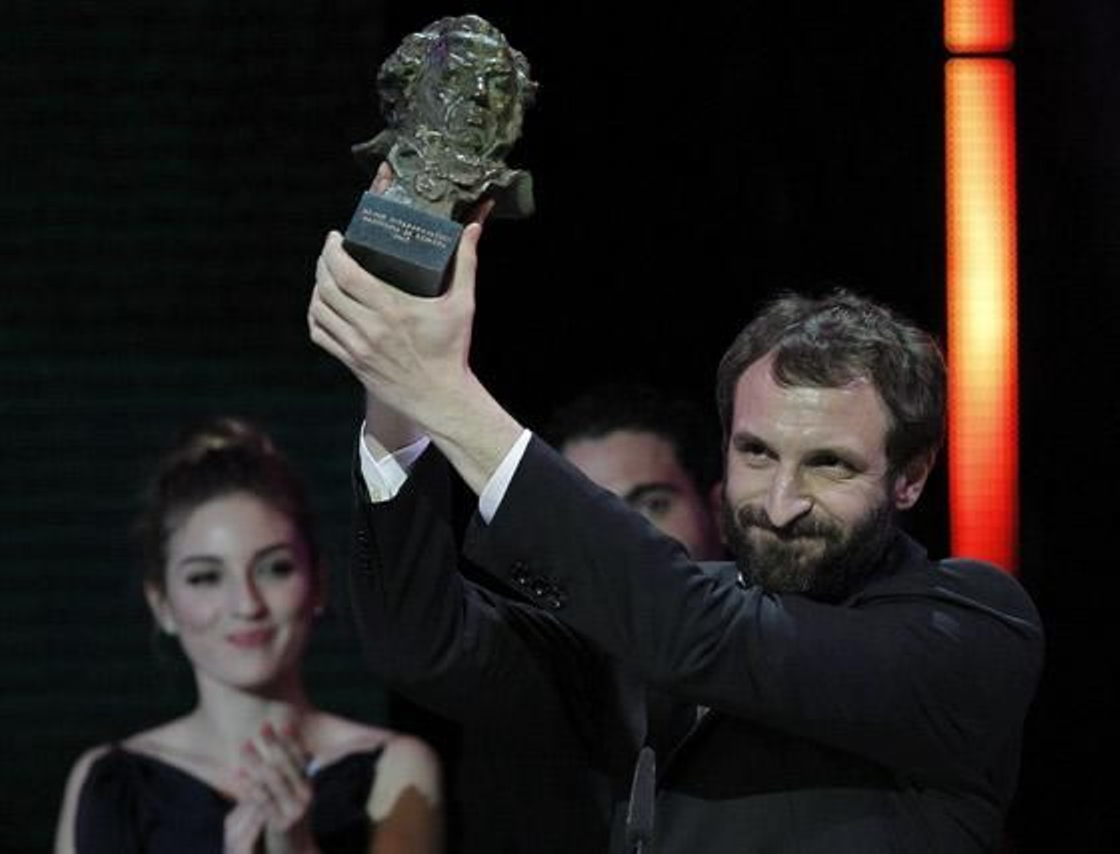 El actor gaditano Julián Villagrán levanta el Goya a la mejor interpretación masculina de reparto, por su trabajo en la película 'Grupo 7'. / EFE