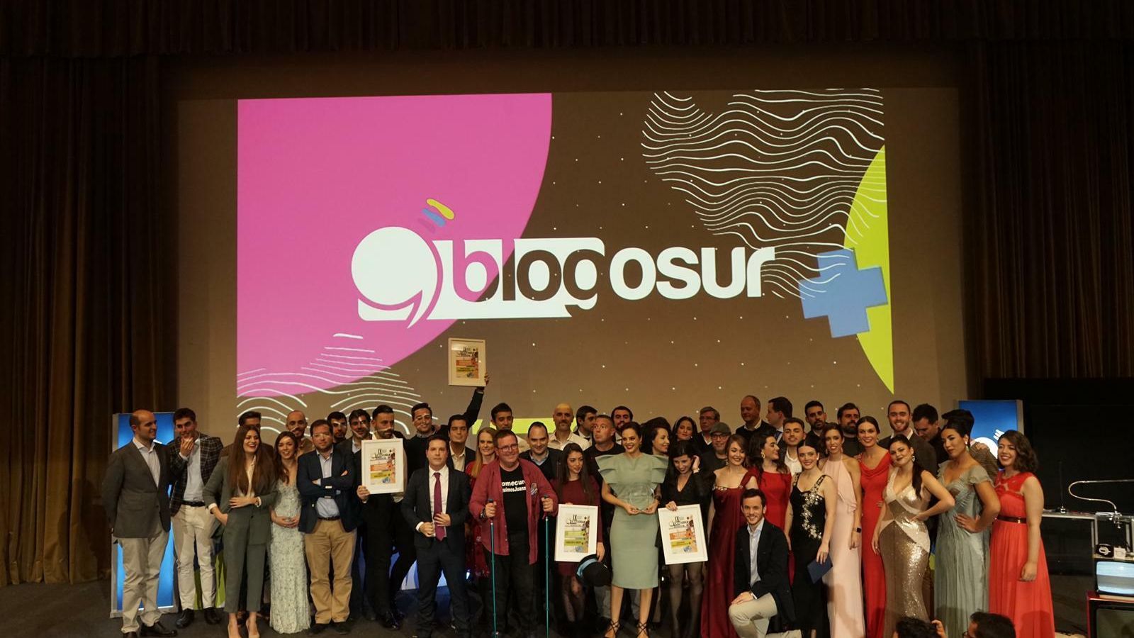 Foto con todos los premiados, patrocinadores y presentadores de la gala.