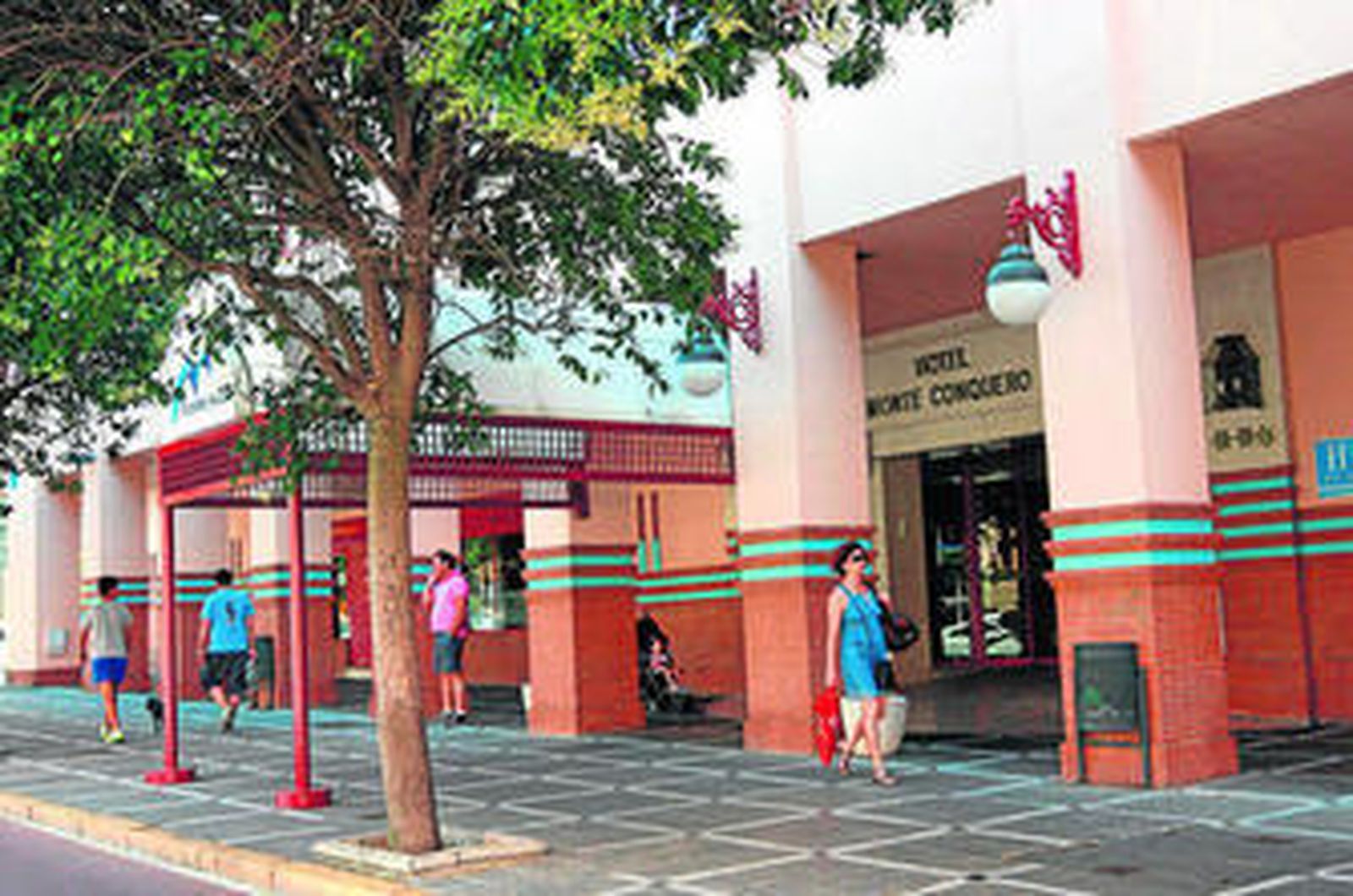 Puerta principal del Hotel Monte Conquero ubicado en Pablo Rada.