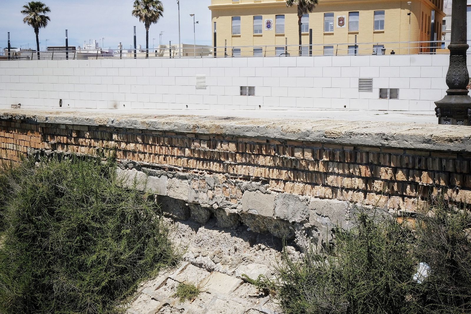 Imagen de la muralla en el Campo del Sur, a la altura del colegio de la Mirandilla.