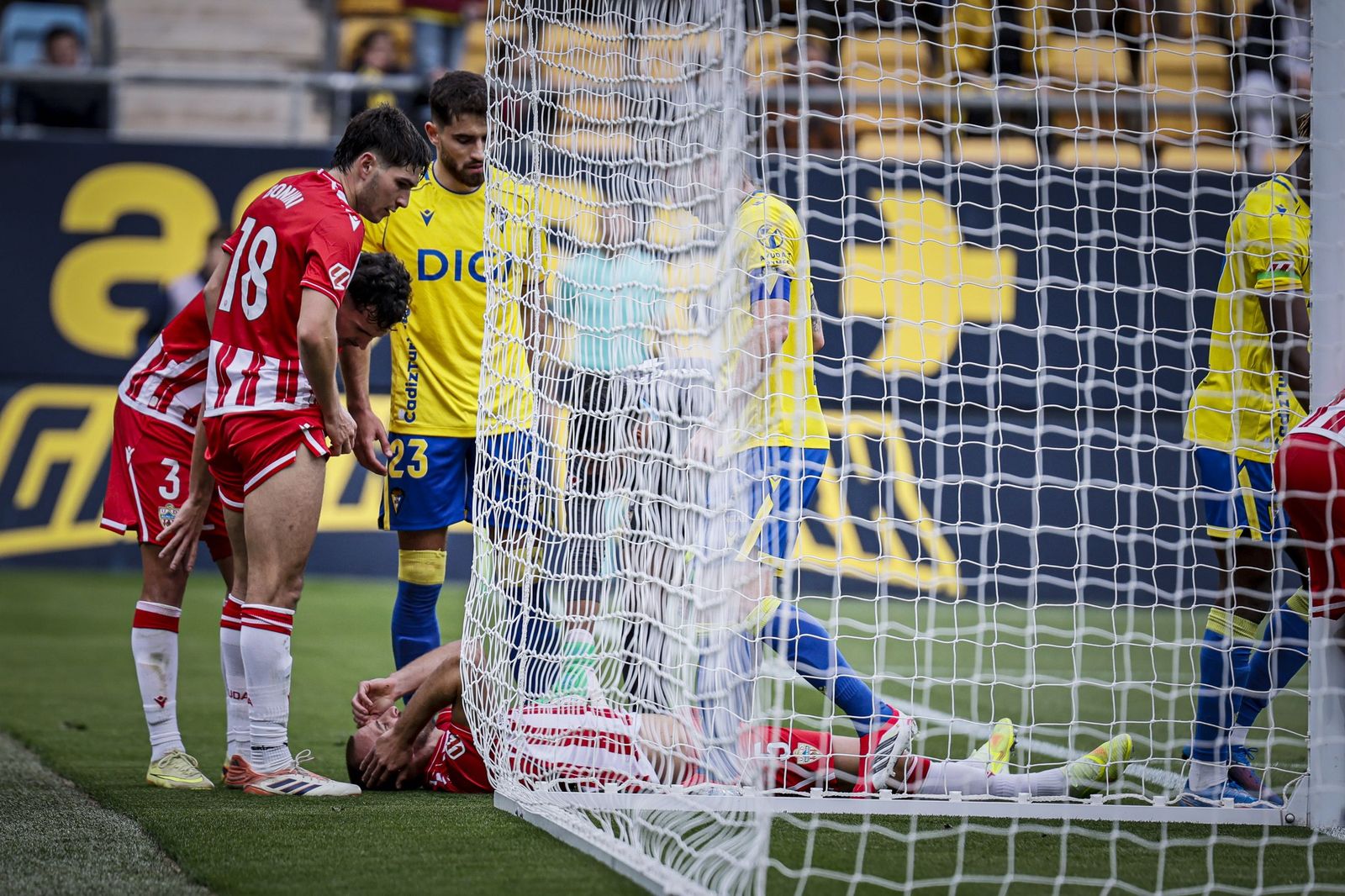 Búscate entre las imágenes del partido de fútbol Cádiz CF - UD Almería