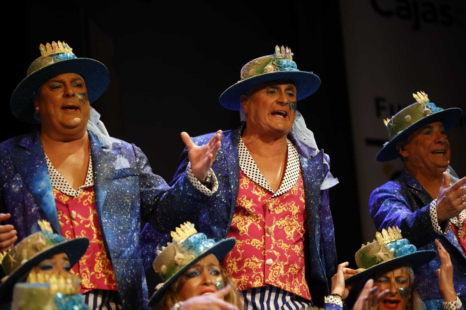 Antonio Procopio, en el centro, actuando con su coro en la cuerda de segundas.