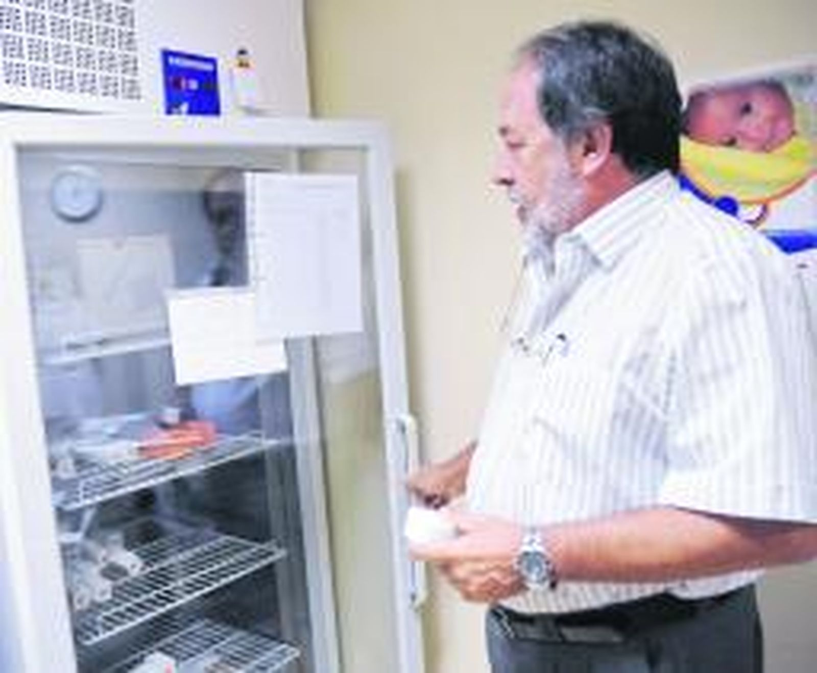 El doctor Alfonso Carmona, director y fundador de IHP Pediatría , comprueba vacunas.