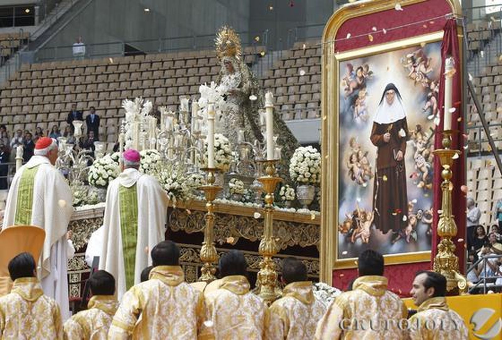 La Macarena vuelve a iluminar la noche sevillana