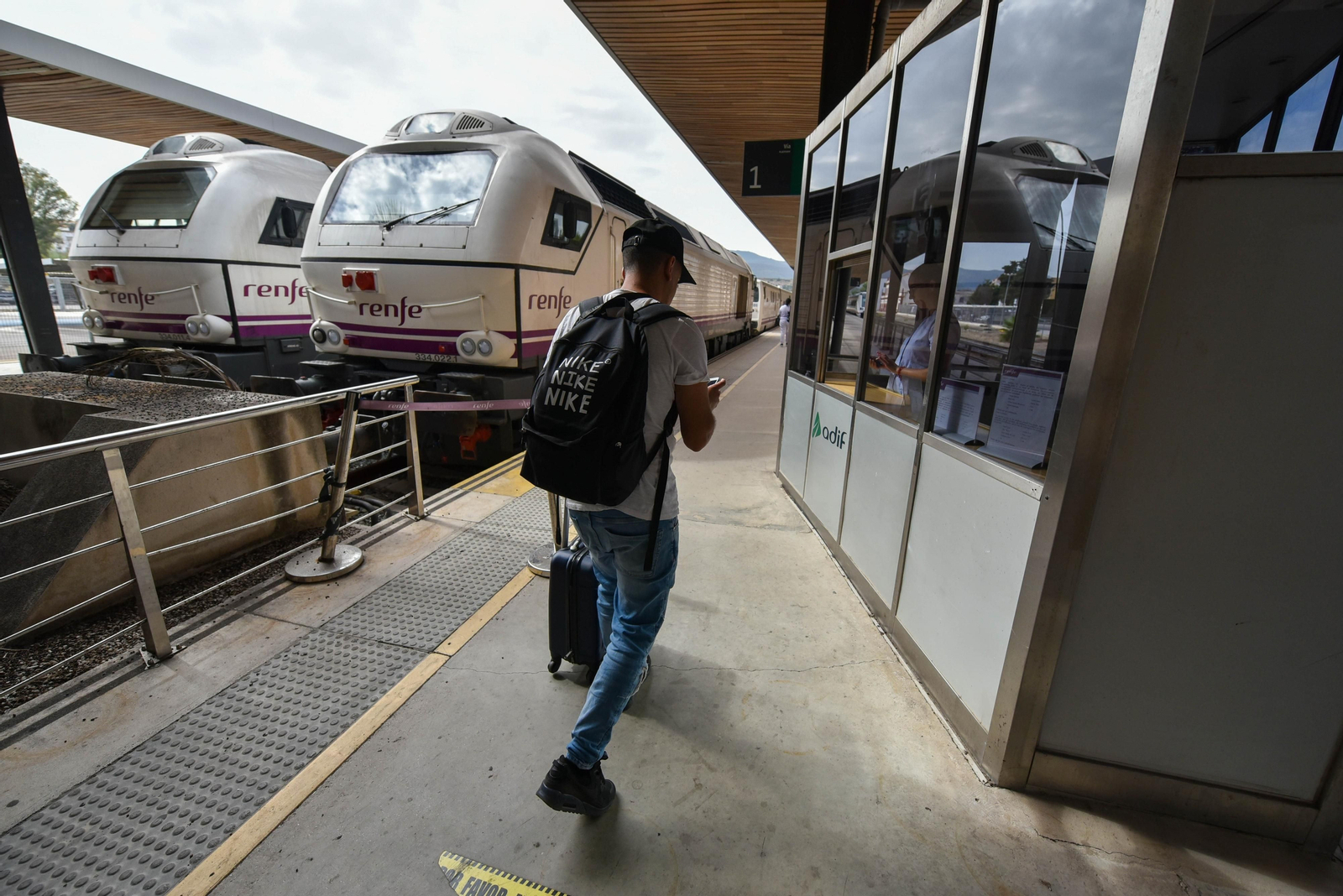 Un usuario en la estación de tren de Algeciras.