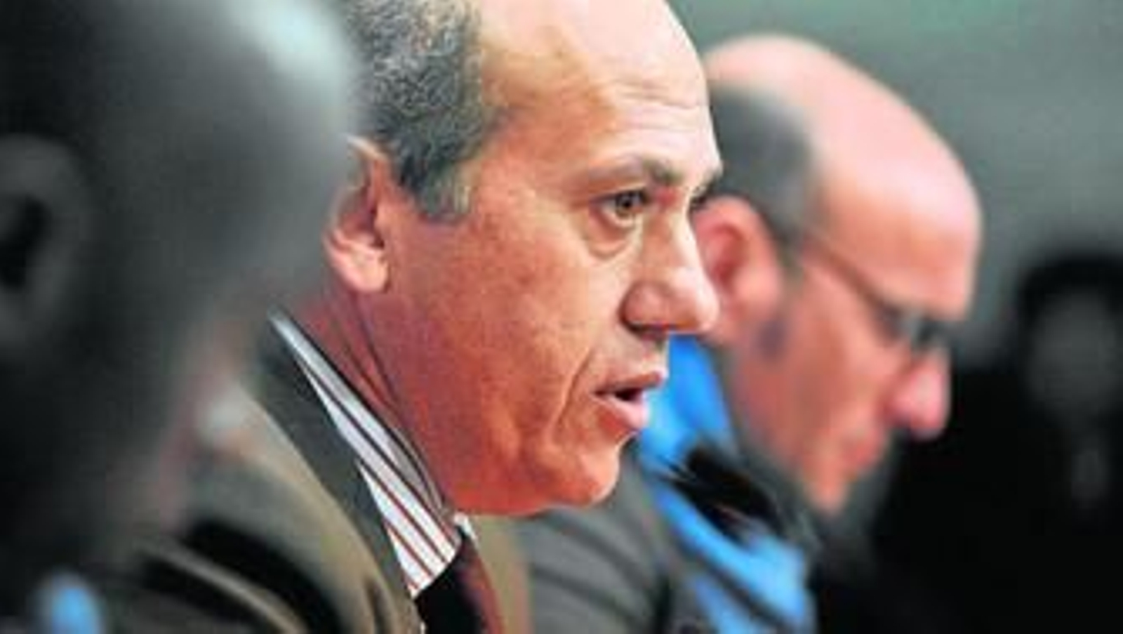 José María del Nido, entre Babá y Monchi, atiende a la prensa durante la presentación del delantero senegalés como nuevo jugador del Sevilla.