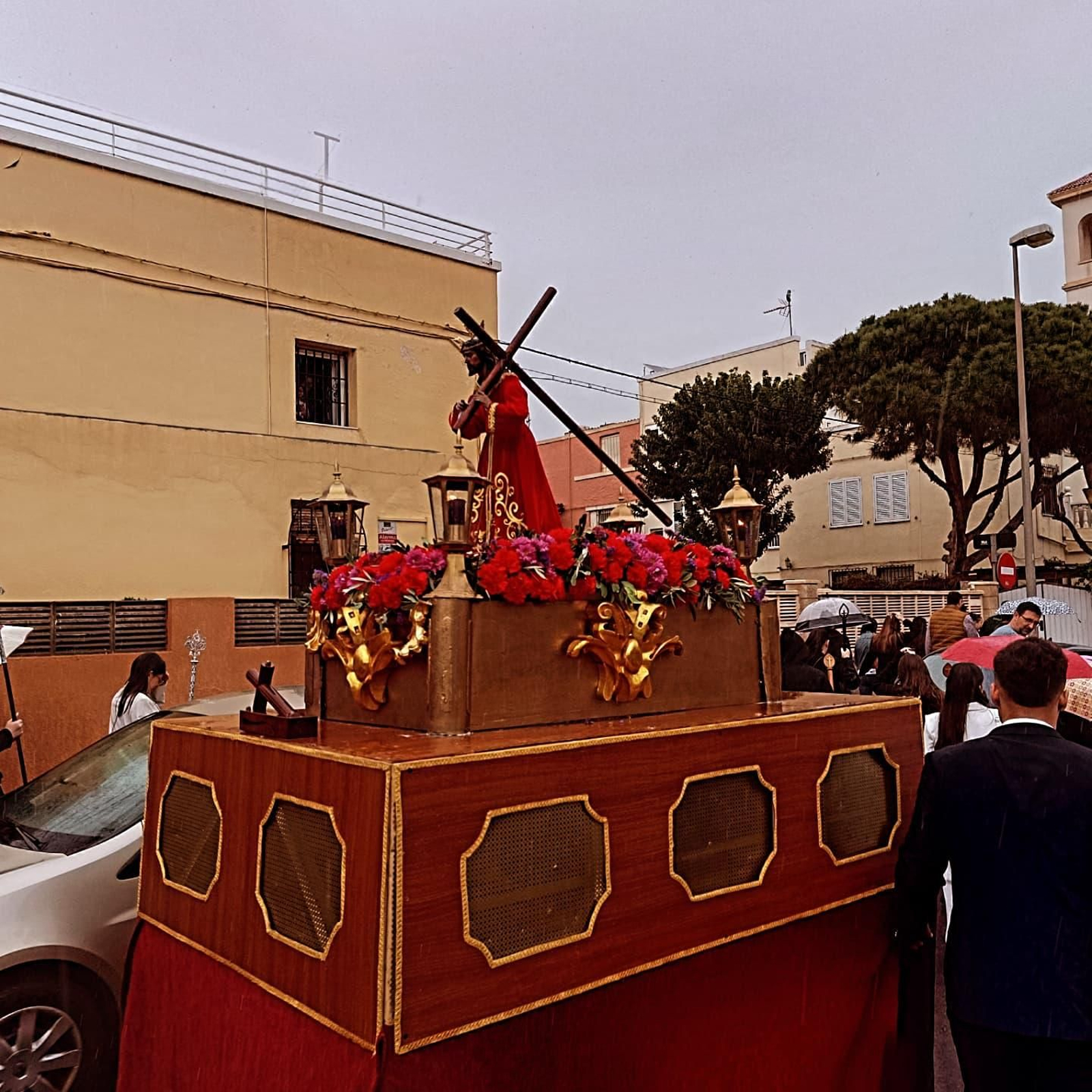 La lluvia interrumpe la procesión infantil de Ciudad Jardín de Almería, en imágenes