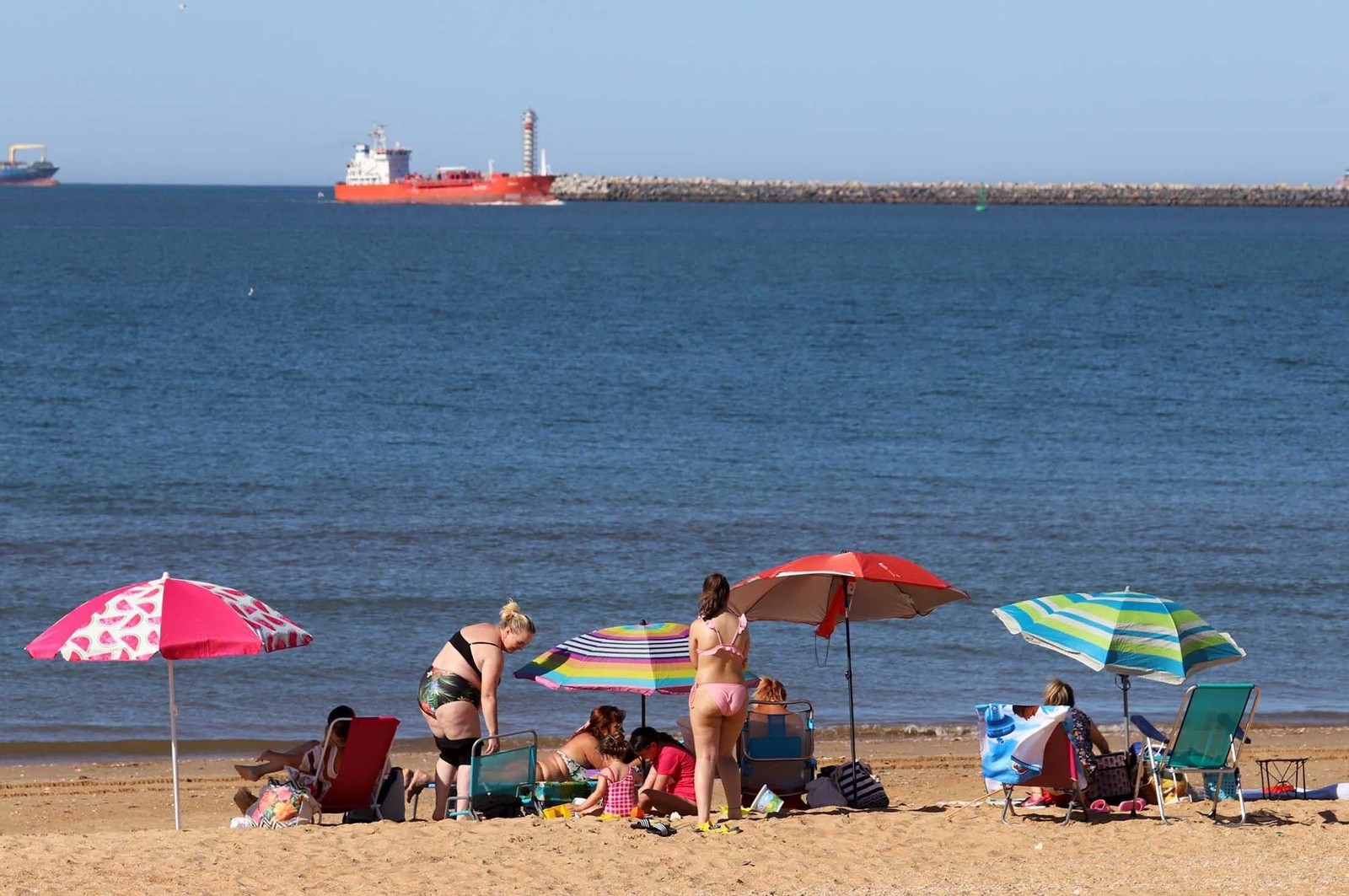 Las imágenes más destacadas del primer domingo de verano en las playas de Huelva