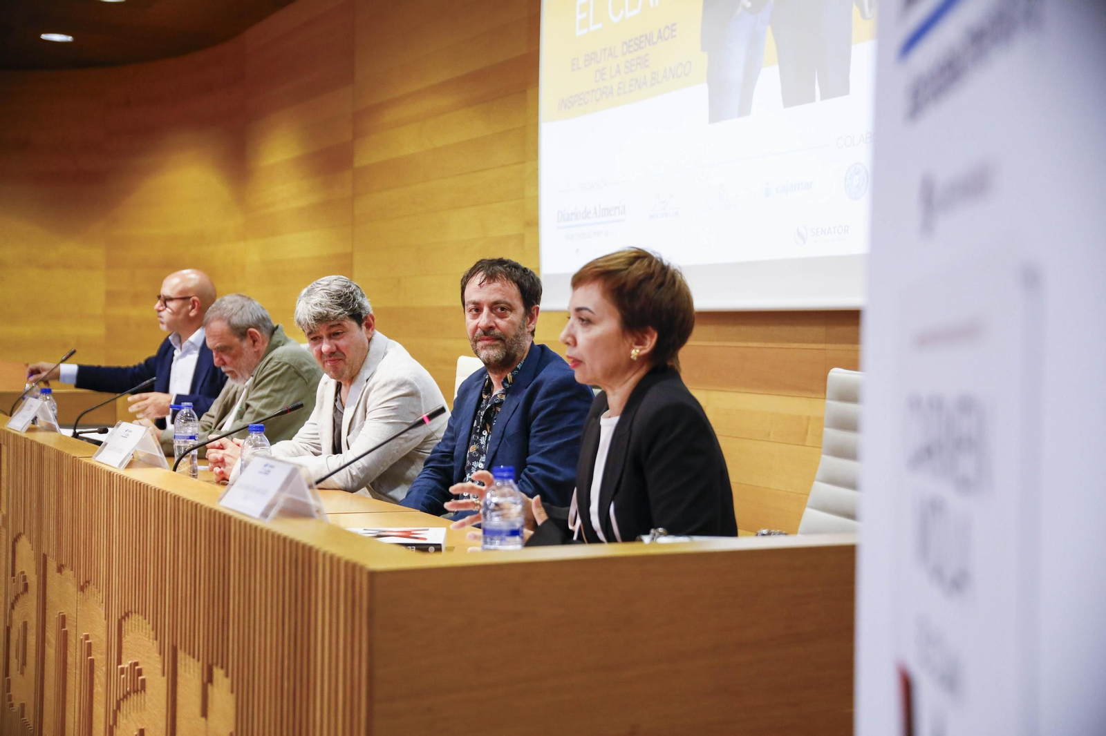 Carmen Mola presenta su libro "El clan" en la Casa de las mariposas de Almería, en imágenes