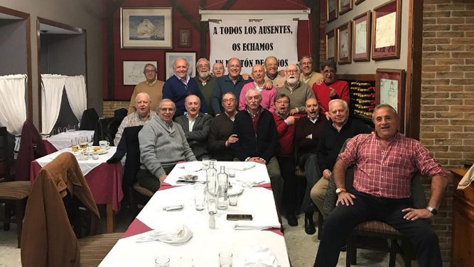 Rafael Catalán, Fernando Rodríguez-Murillo, Antonio Ramos, Manuel Bocanegra, Francisco Cañuelo, José Luis Castrillón, Ignacio Alcina, Rafael Moreno, Alejandro Valencia, Juan Vela-Barca, Juan Luis Ingunza, Luis Delgado de Mendoza, Francisco Meléndez, Antonio Gómez de Barreda, Jesús Gutiérrez, Álvaro Caravaca, Andrés Mariscal y Jesús Mozo, durante la comida anual de promoción.