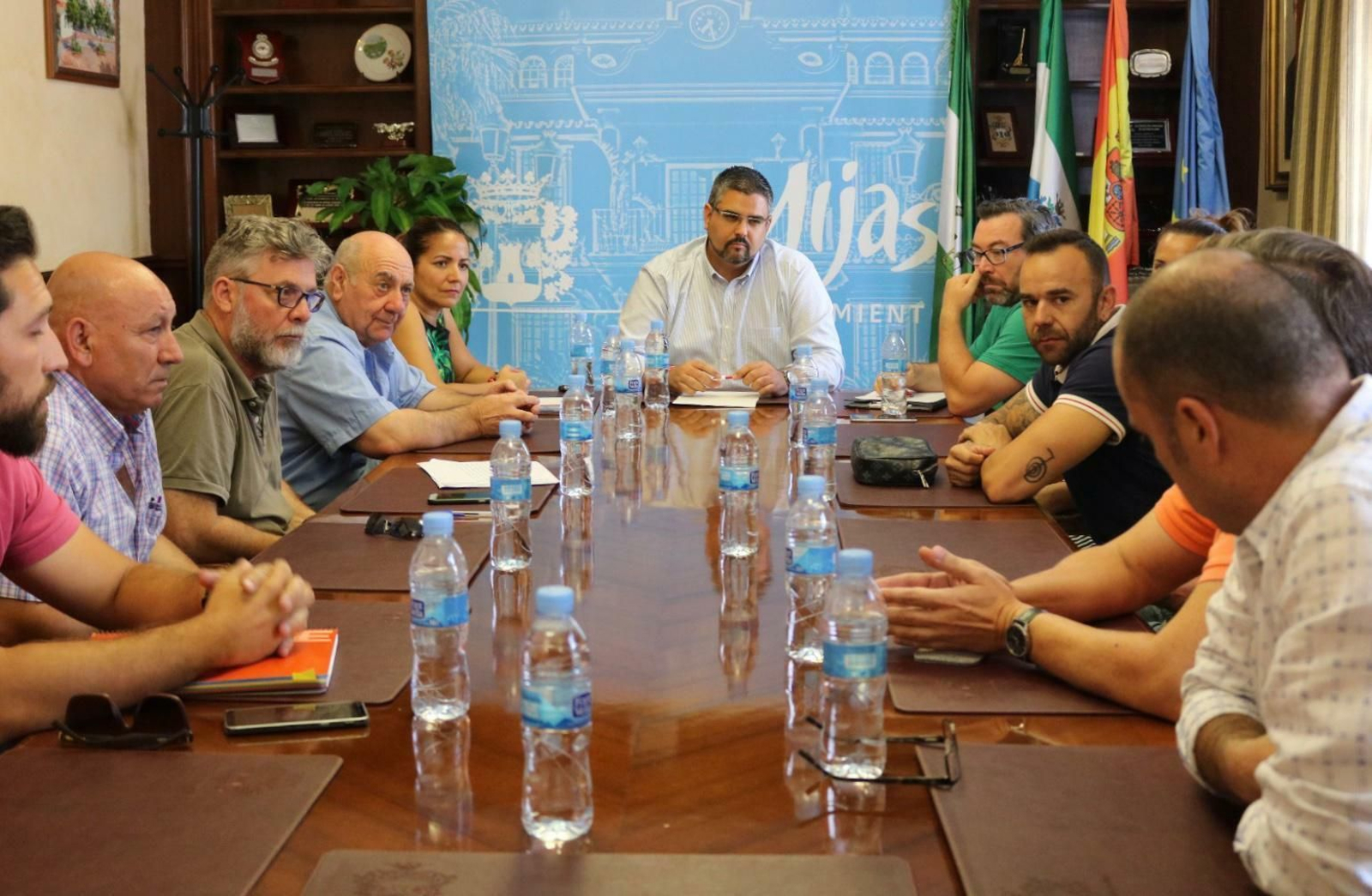 El alcalde de Mijas, José Antonio González, reunido este lunes con trabajadores y representantes de Urbaser.