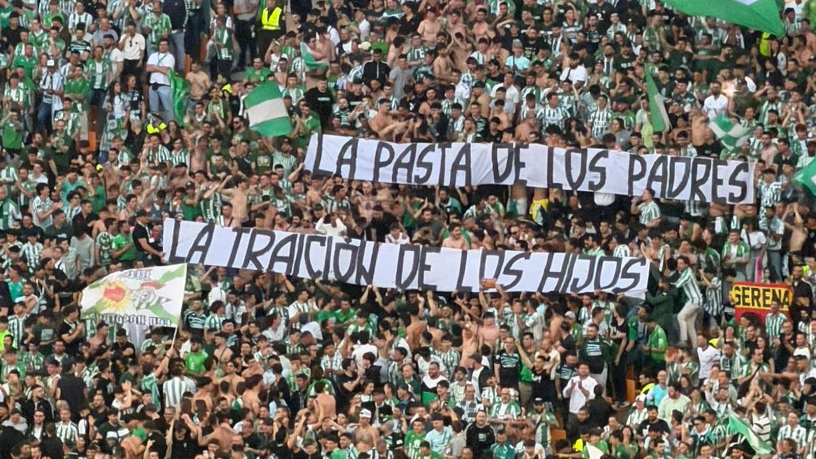Pancarta de la afición del Real Betis con dedicatoria a los dirigentes del Sevilla FC