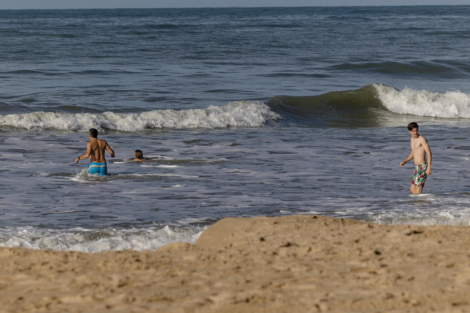 Un grupo de bañistas en la playa de la Victoria a finales de octubre. Un grupo de bañistas en la playa de la Victoria a finales de octubre.
