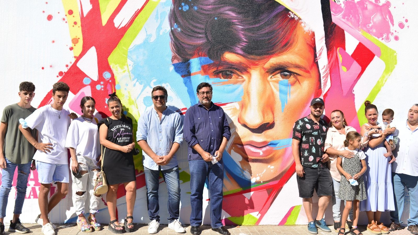 Familiares de Bambino, Paco Ortiz (director del documental), José Mª Villalobos (alcalde de Utrera) y Man-o-Matic, (autor del grafiti).