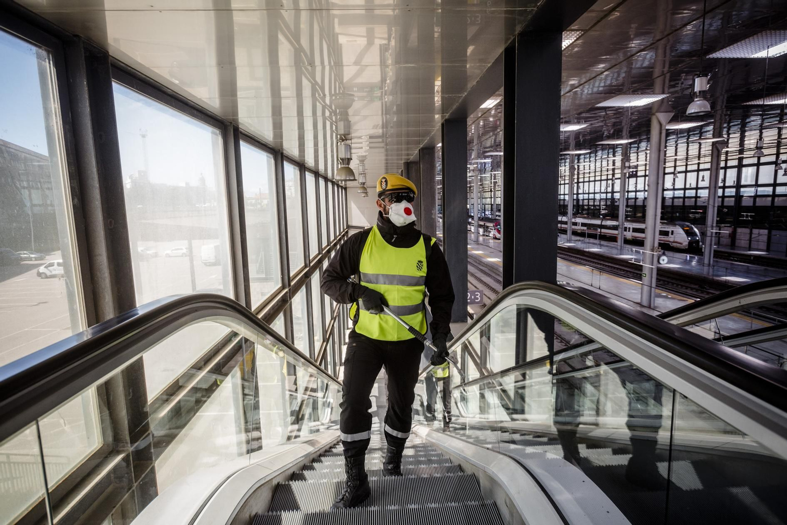 Efectivos de UME realizan labores de desinfección en la estación de trenes.
