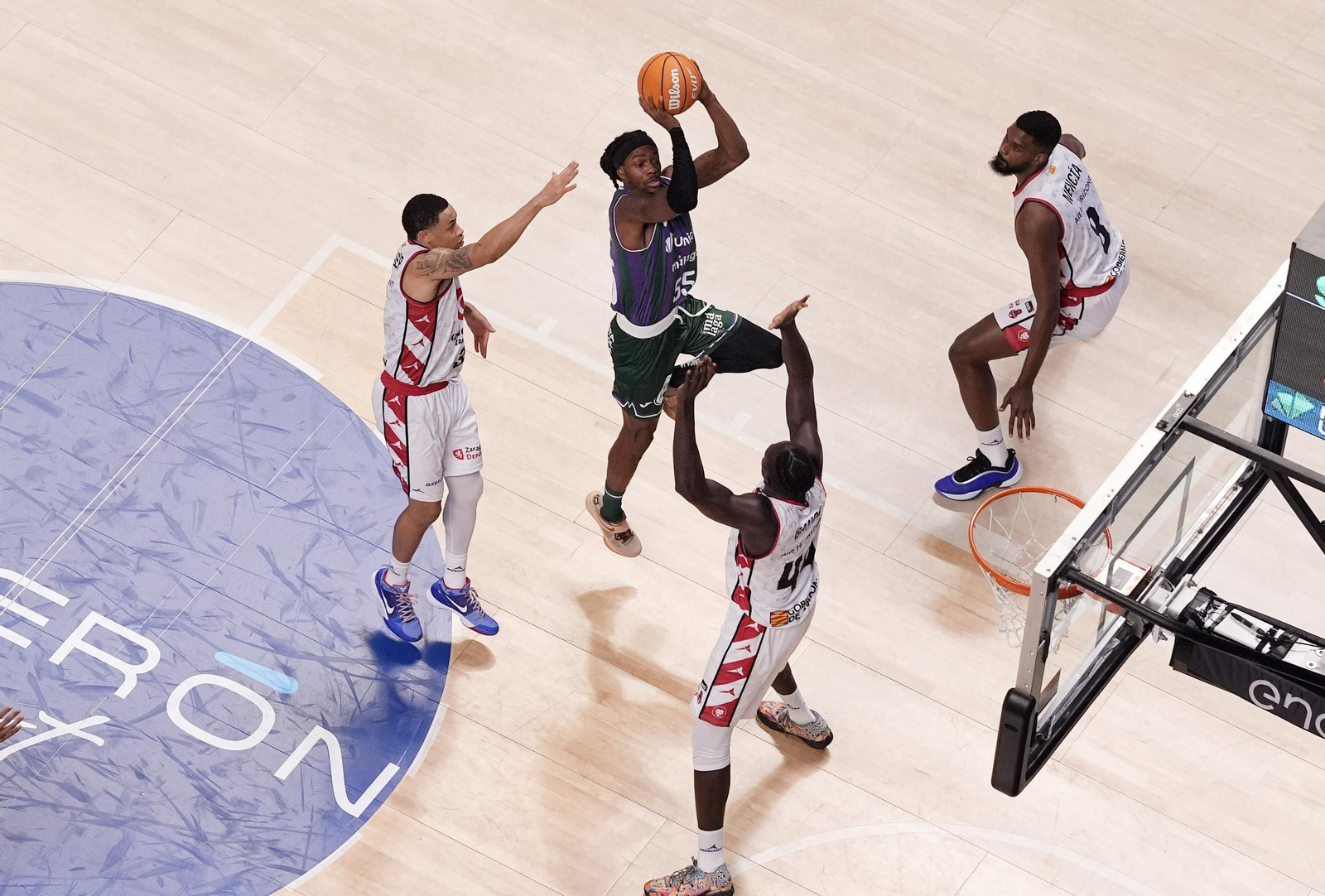 Kendrick Perry lanza a canasta. Kendrick Perry lanza a canasta.