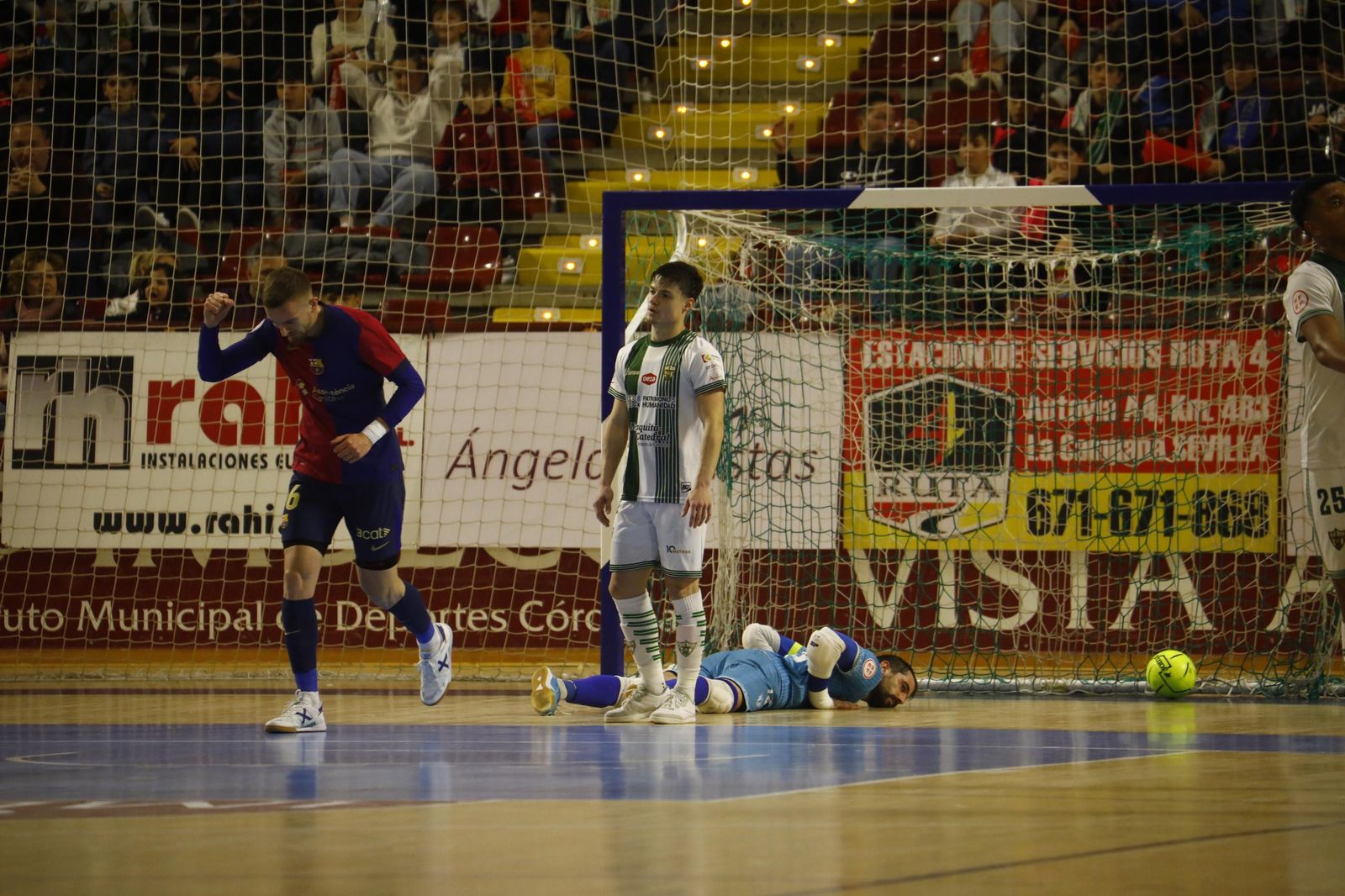 Las mejores fotos del ambiente en Vista Alegre para el Córdoba Futsal - Barça