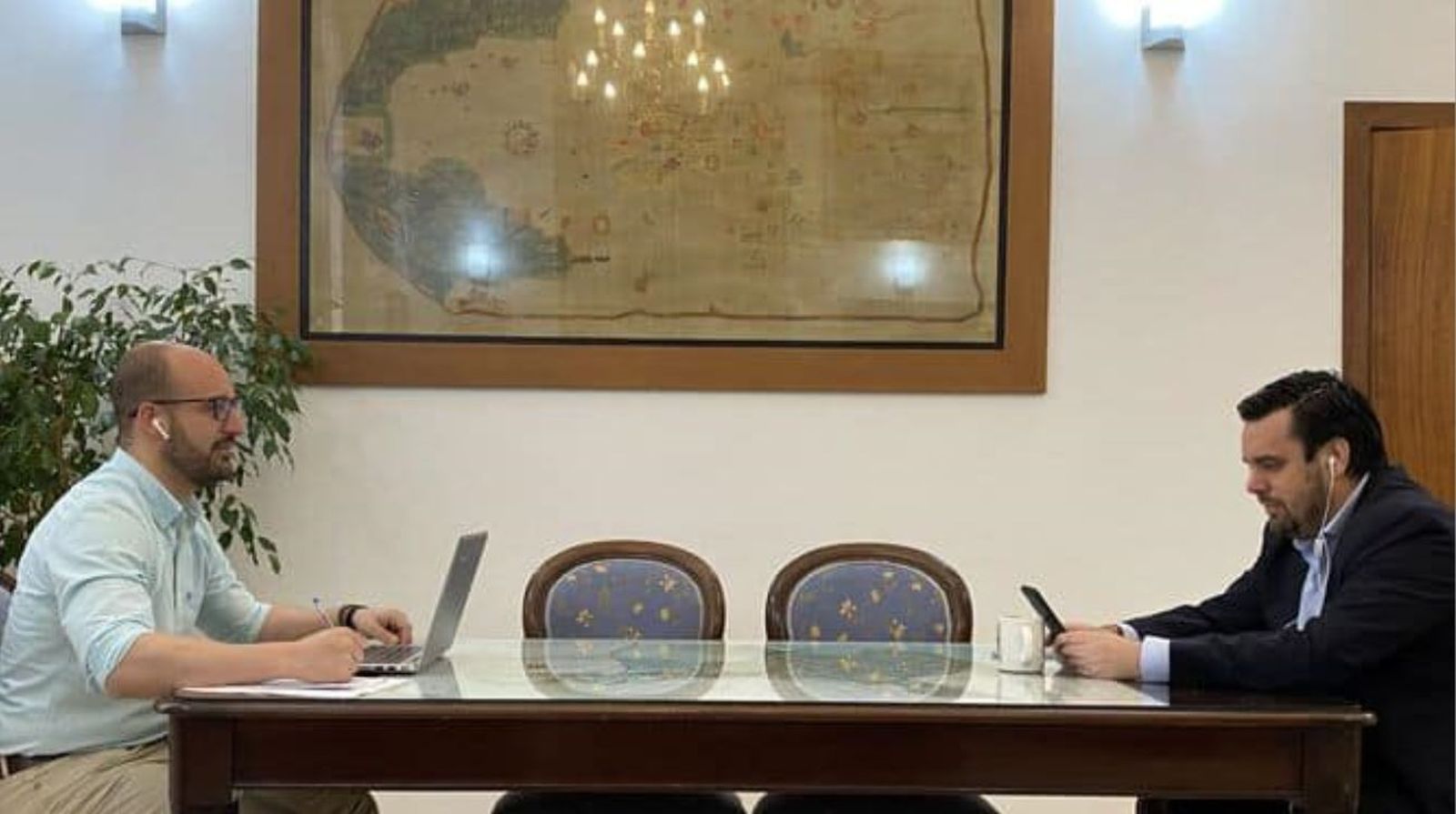 Curro Martínez (Ciudadanos), frente al alcalde Germán Beardo (PP), en una reunión en Alcaldía