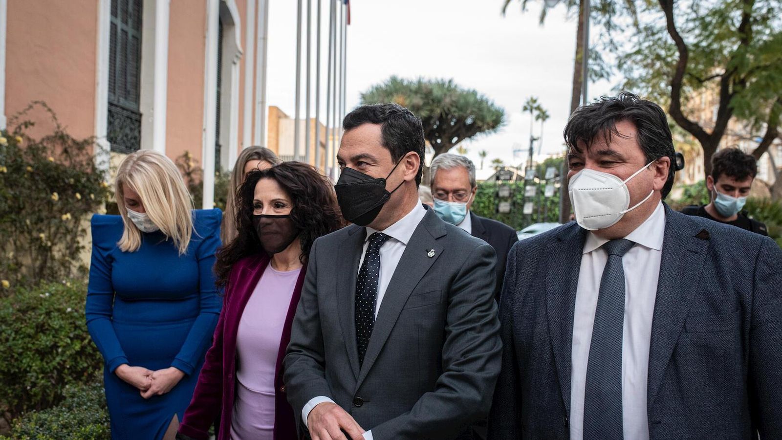Juanma Moreno acompañado por el alcalde de Huelva en la previa a la entrega de premios.