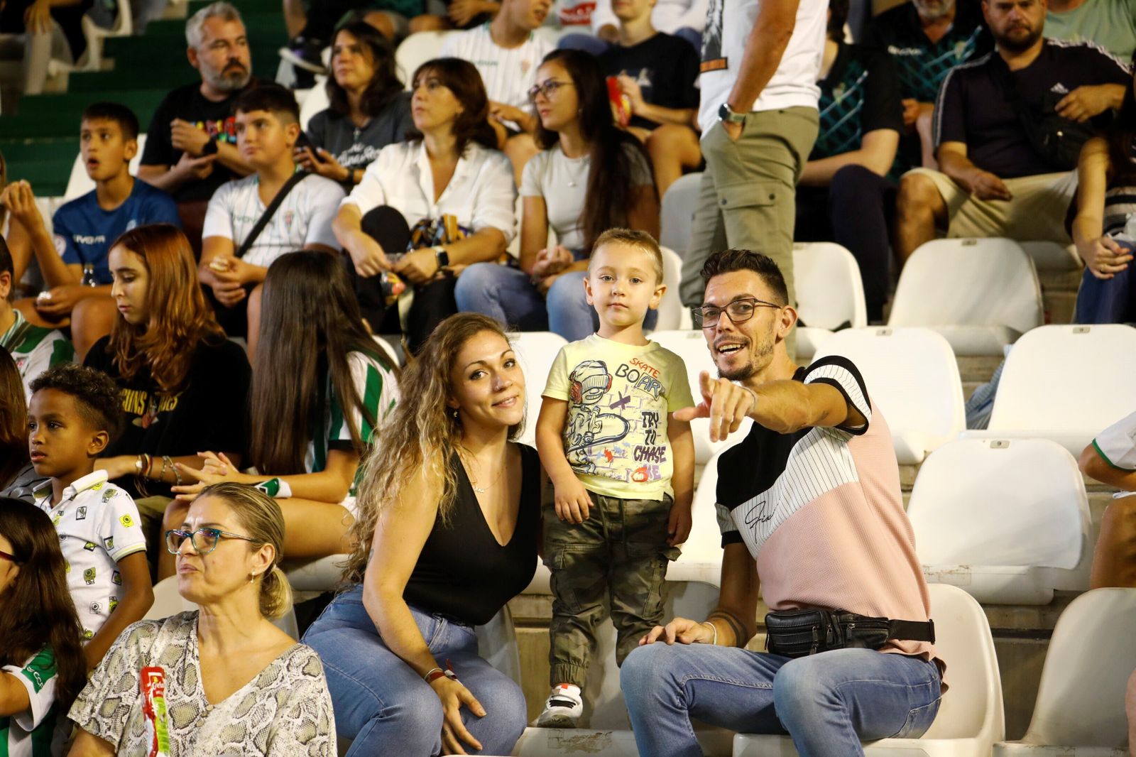 Las imágenes del ambiente en El Arcángel en el Córdoba CF - Linares