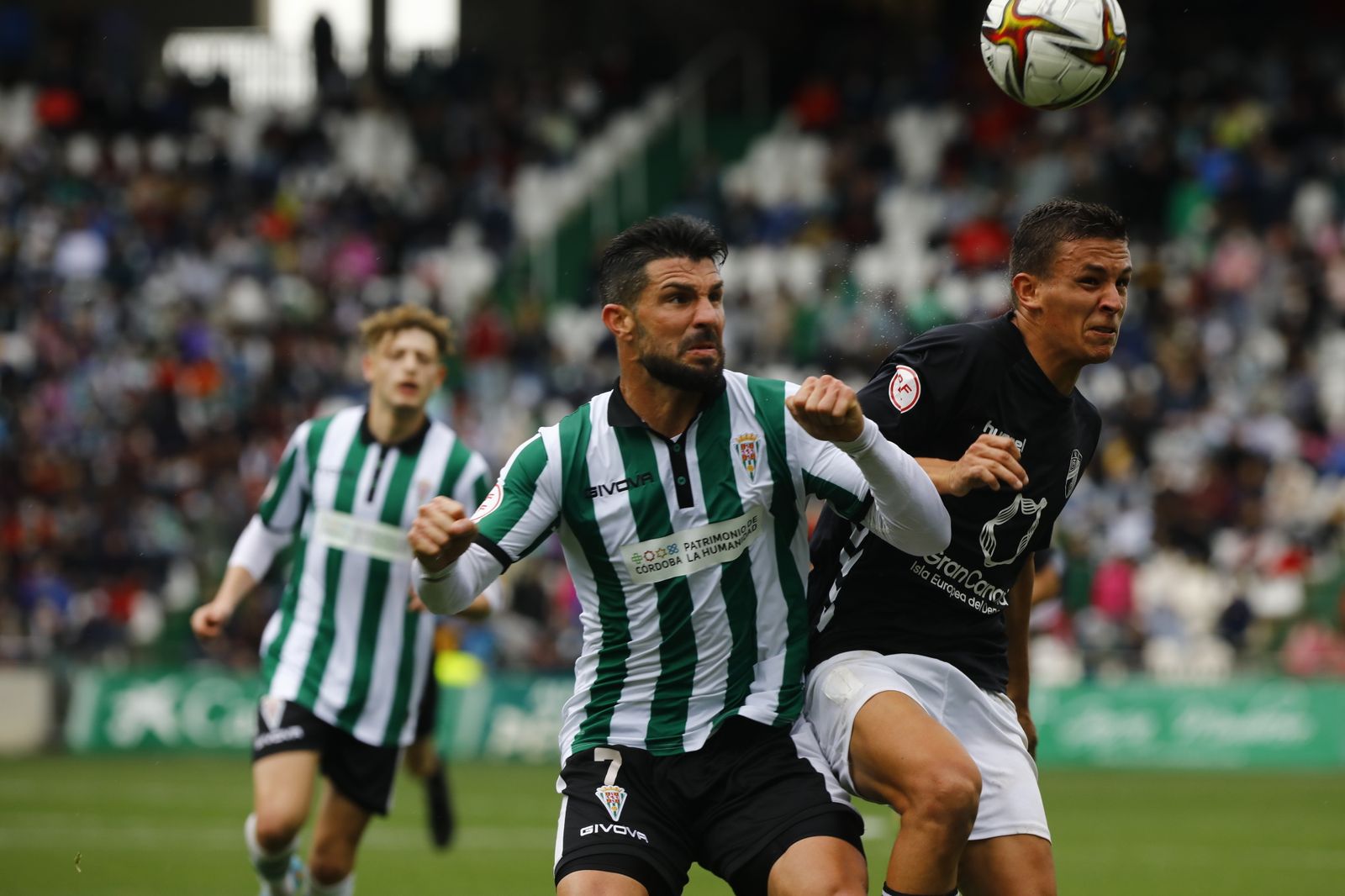Willy Ledesma lucha un balón en el último partido en El Arcángel ante el Tamaraceite.