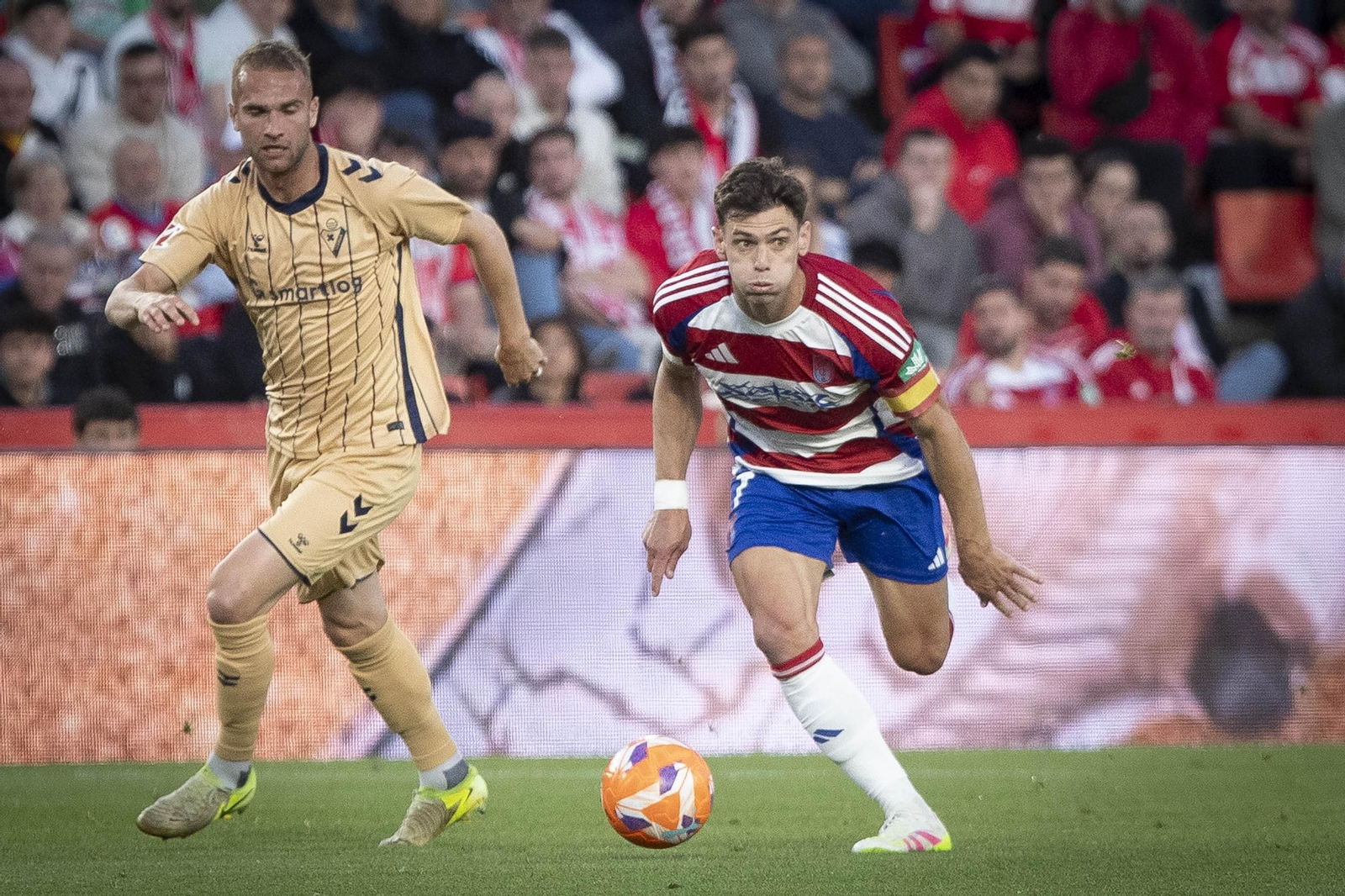 Lucas Boyé trata de llevarse el balón en un partido