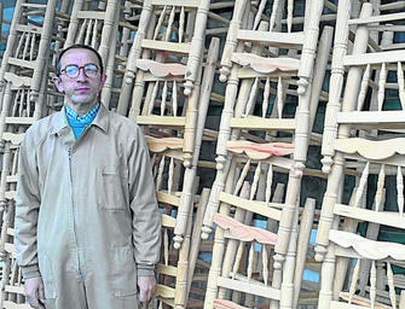 Manuel Jesús Valle, ante una pila de sillas de enea antes de entrar en la fase de decorado.
