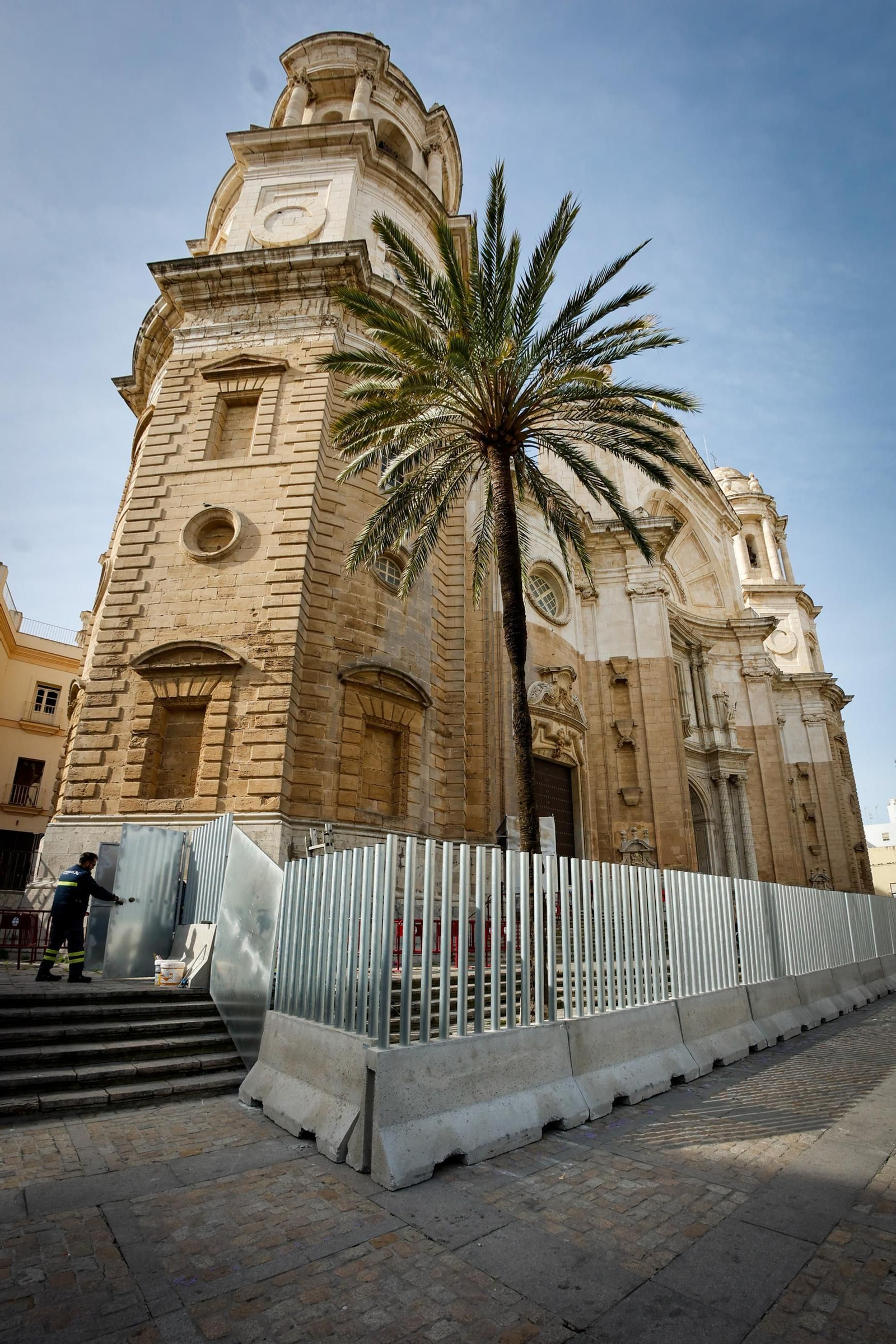 La Catedral de Cádiz se protege frente al botellón del Carnaval