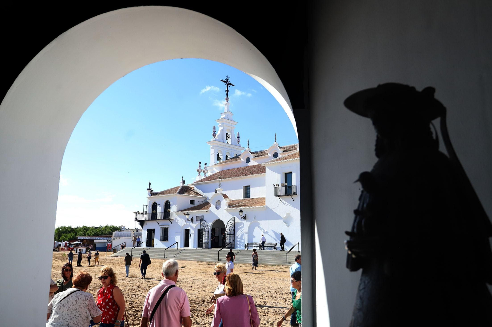Ambiente en la aldea del Rocío previo a la llegada de las Hermandades, en imágenes