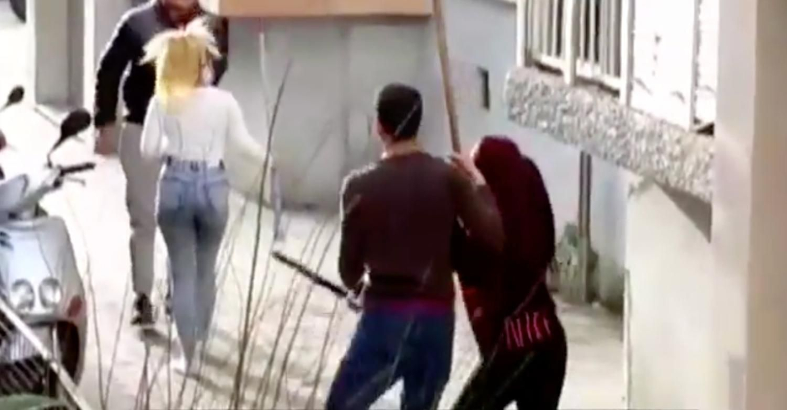 Imagen de una de las peleas en plena calle denunciadas por los vecinos